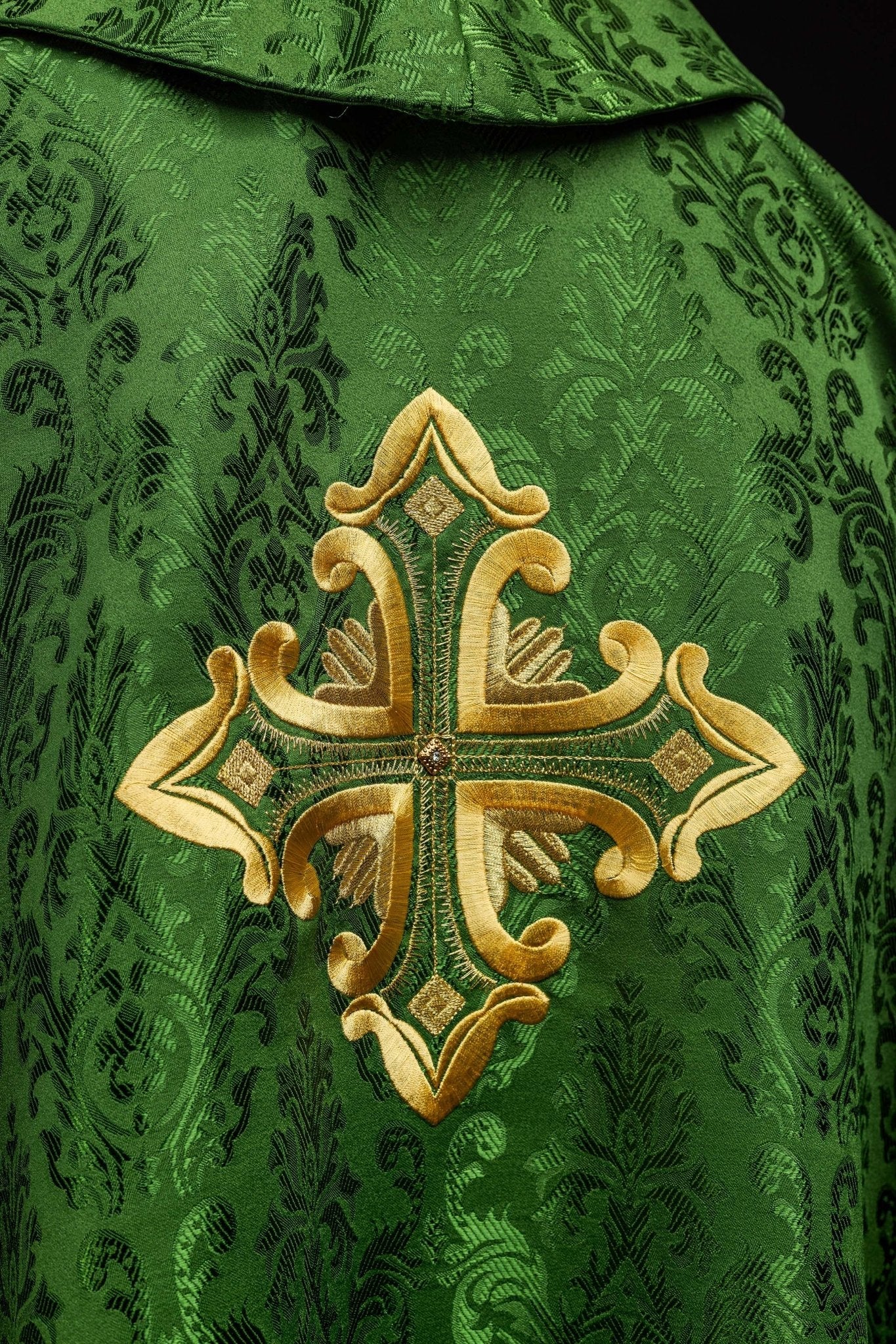 Casula verde com cruz bordada em tecido estampado