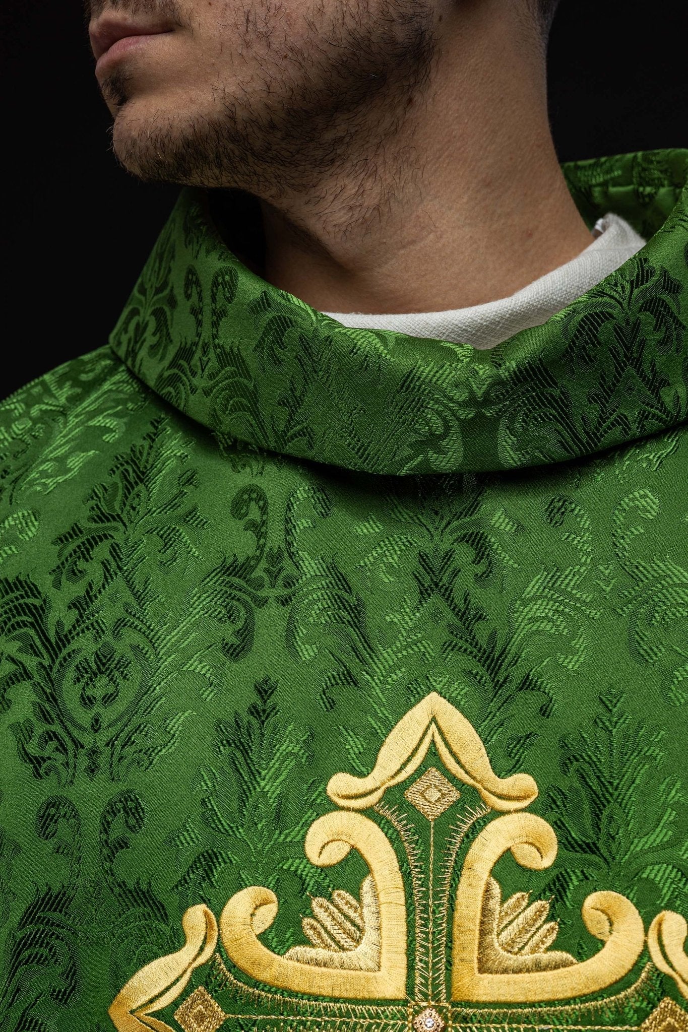 Casula verde com cruz bordada em tecido estampado