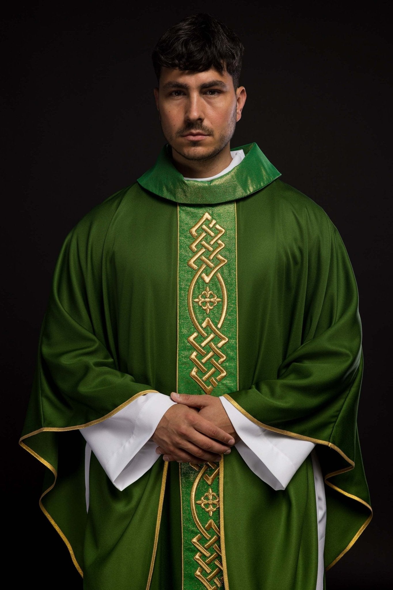 Casula verde bordada com faixa de cruzes