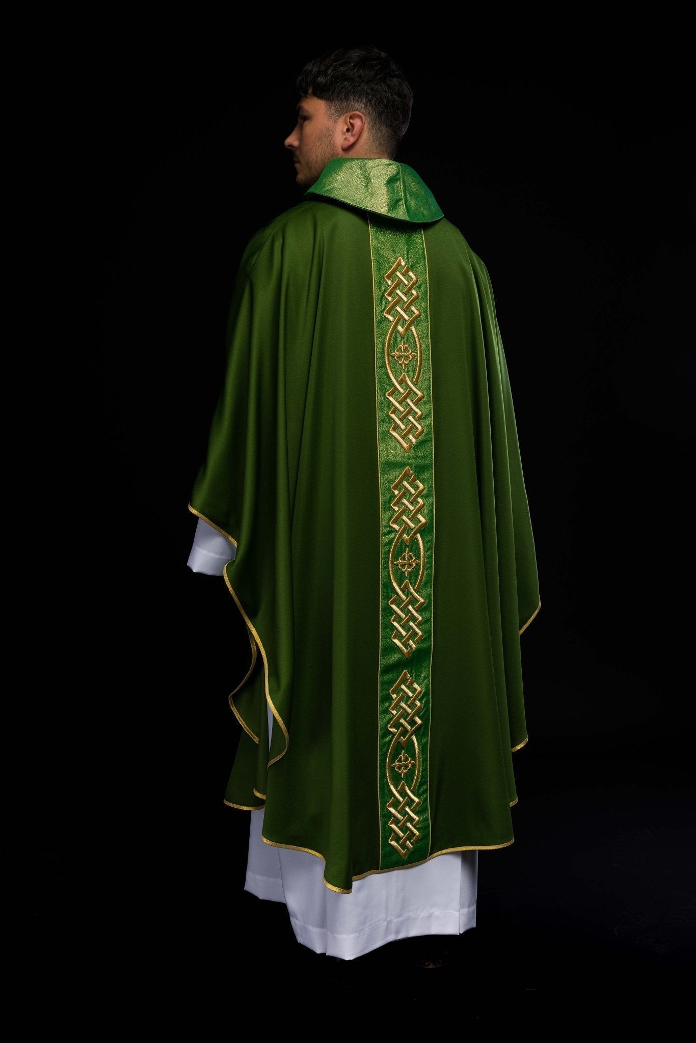 Casula verde bordada com faixa de cruzes