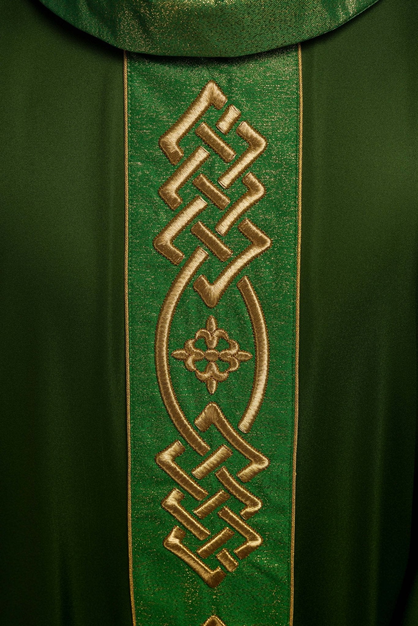 Casula verde bordada com faixa de cruzes