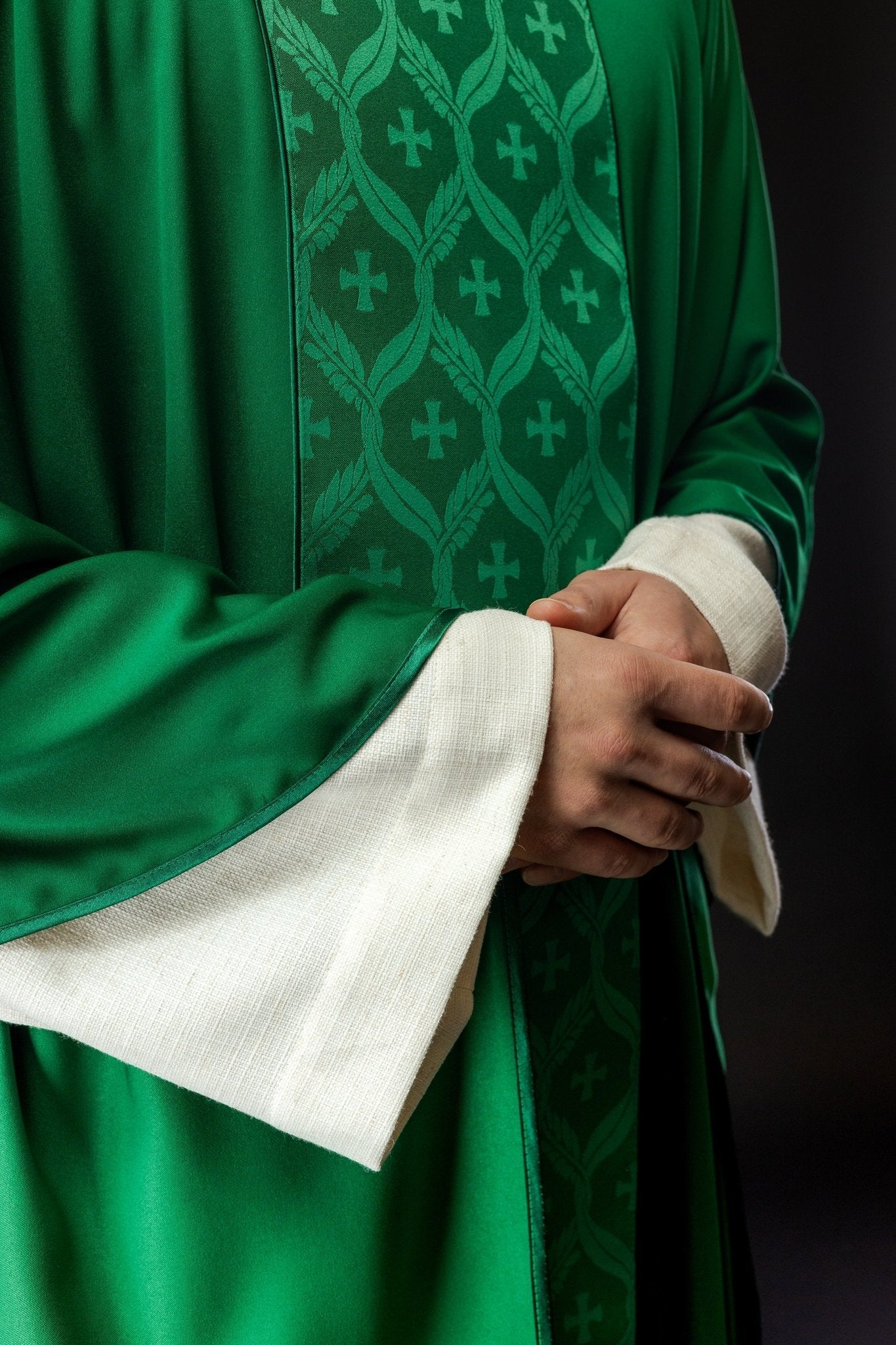 Casula verde com faixa jacquard de cruzes