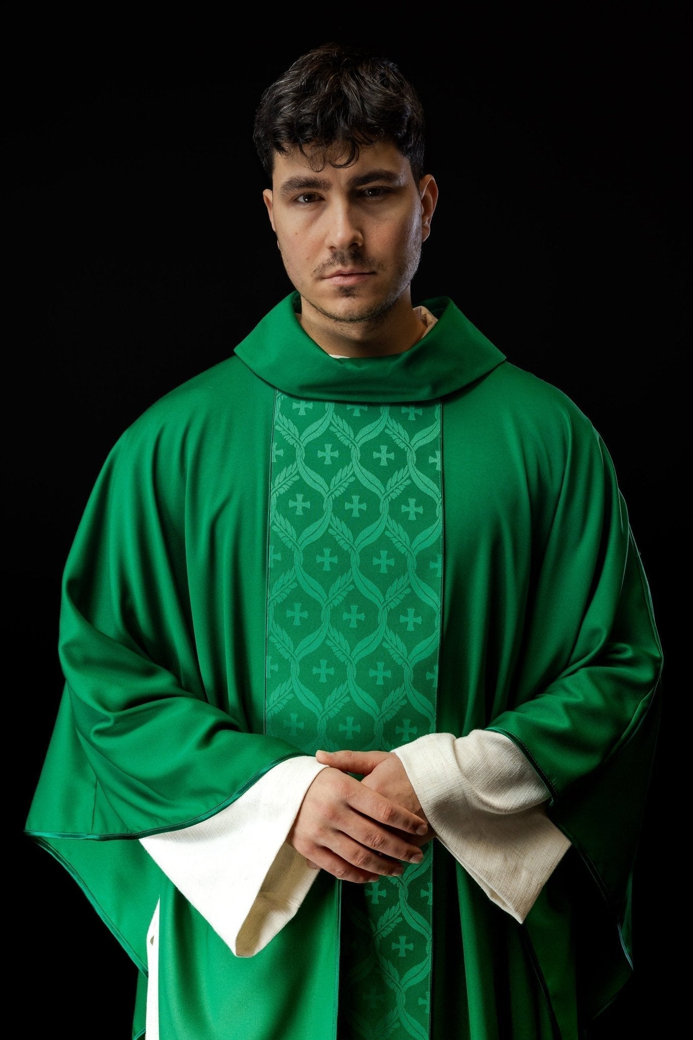 Casula verde com faixa jacquard de cruzes