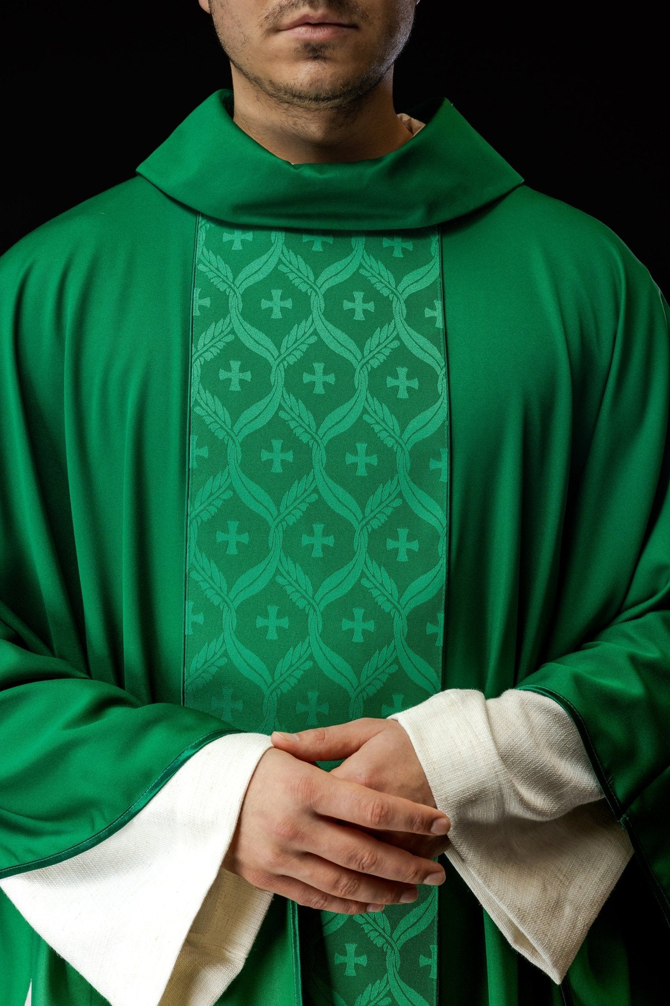 Casula verde com faixa jacquard de cruzes