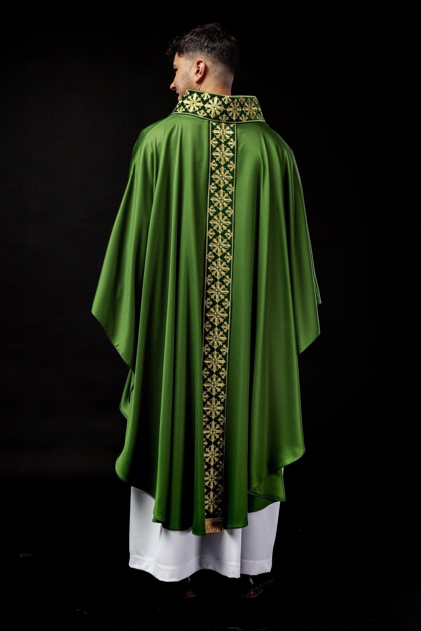 Casula verde com bordado dourado brilhante