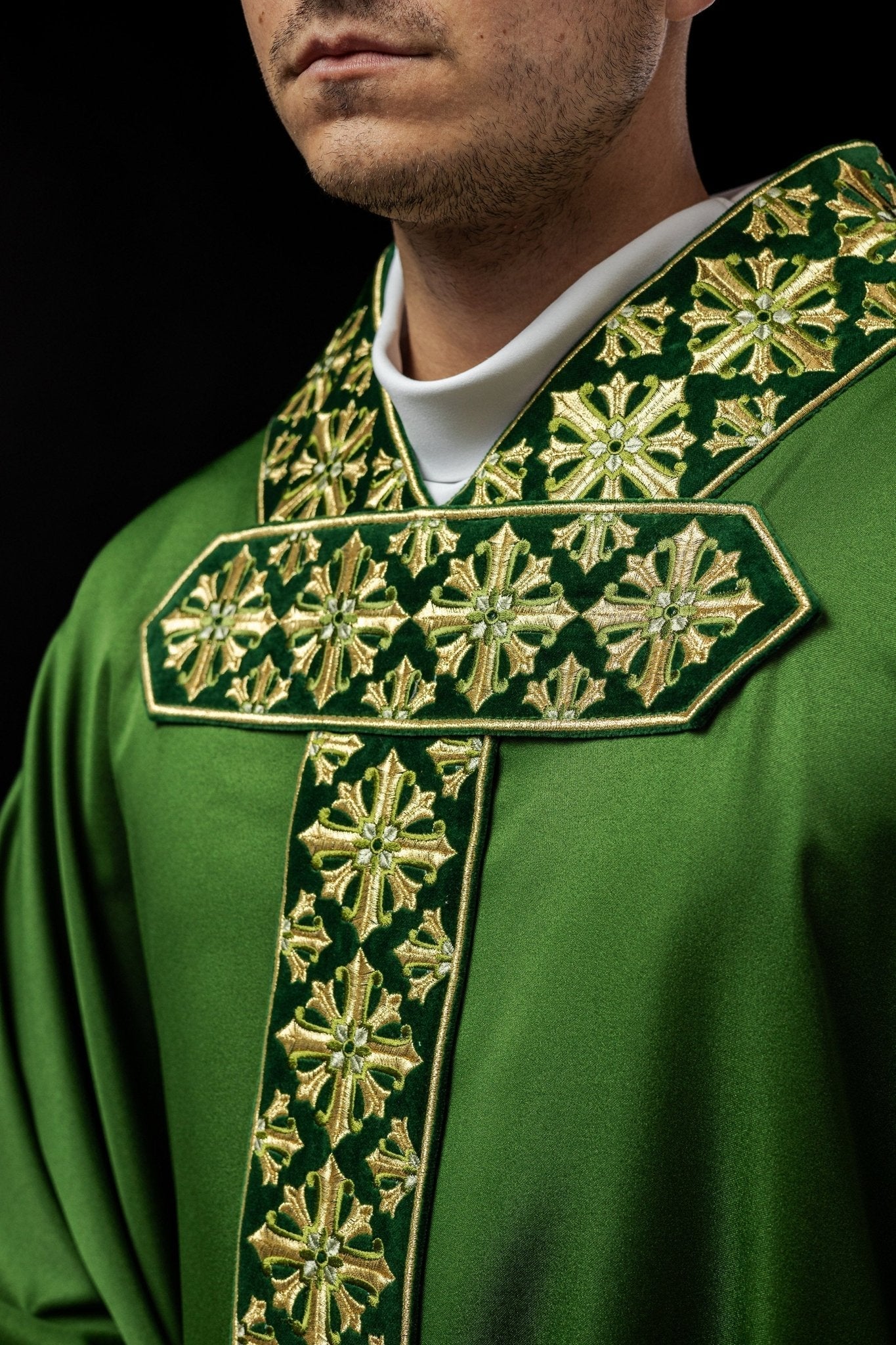 Casula verde com bordado dourado brilhante