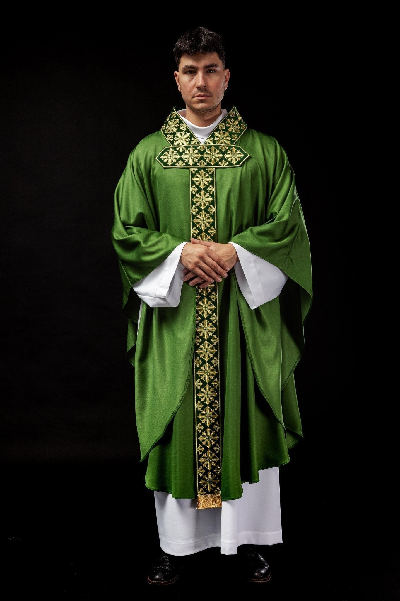 Casula verde com bordado dourado brilhante