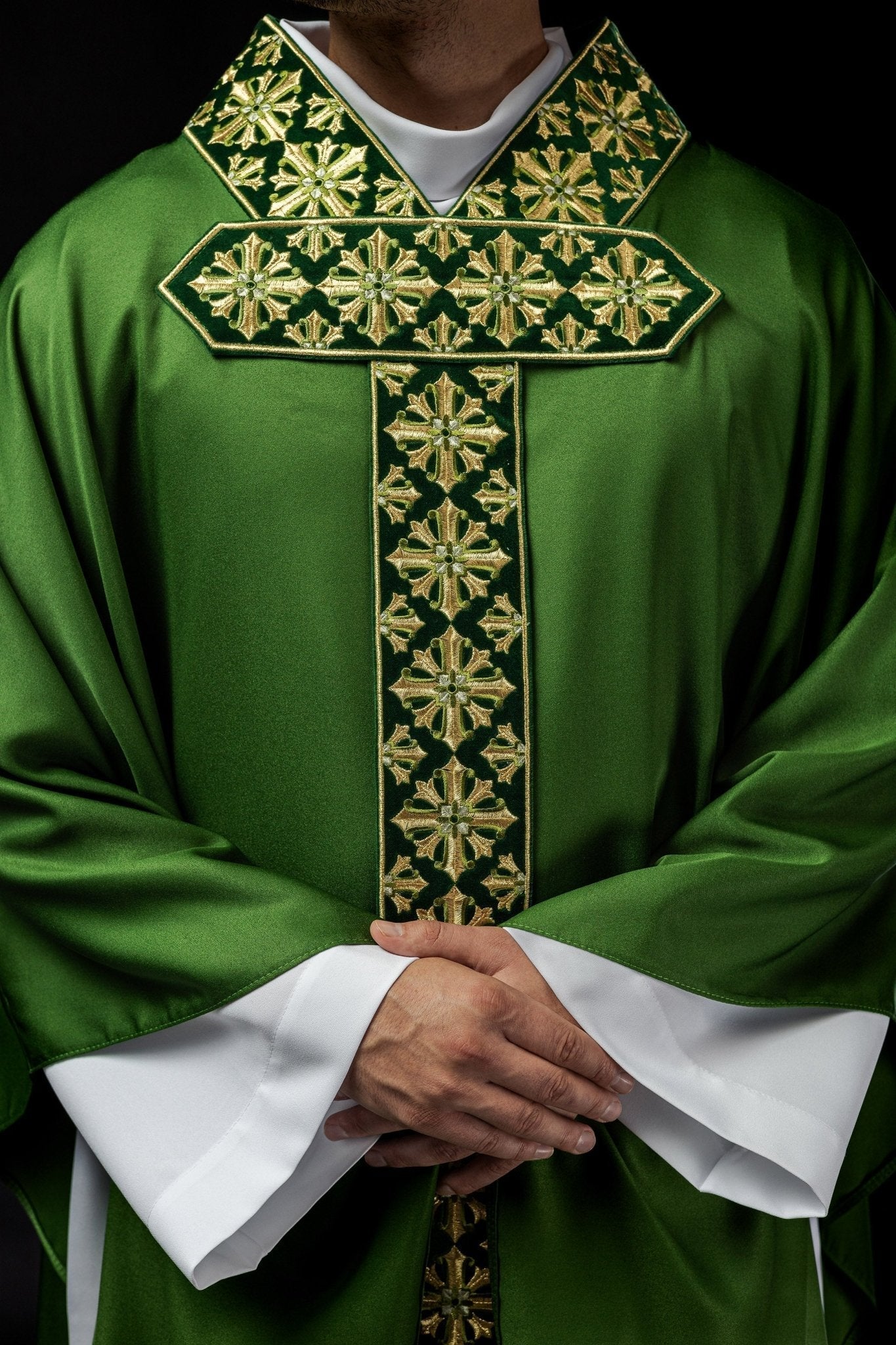 Casula verde com bordado dourado brilhante