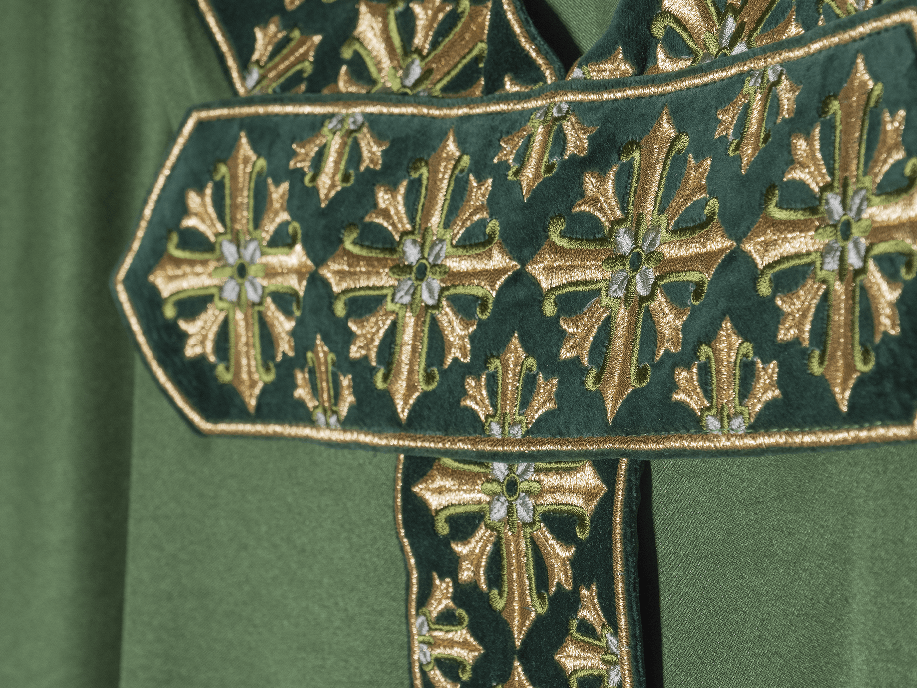 Casula verde com bordado dourado brilhante