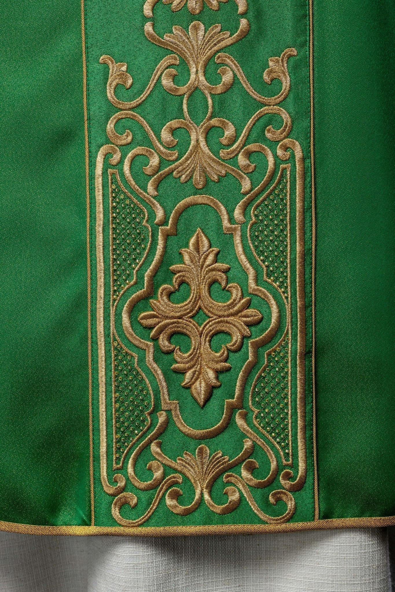 Casula verde ricamente bordada com brilho