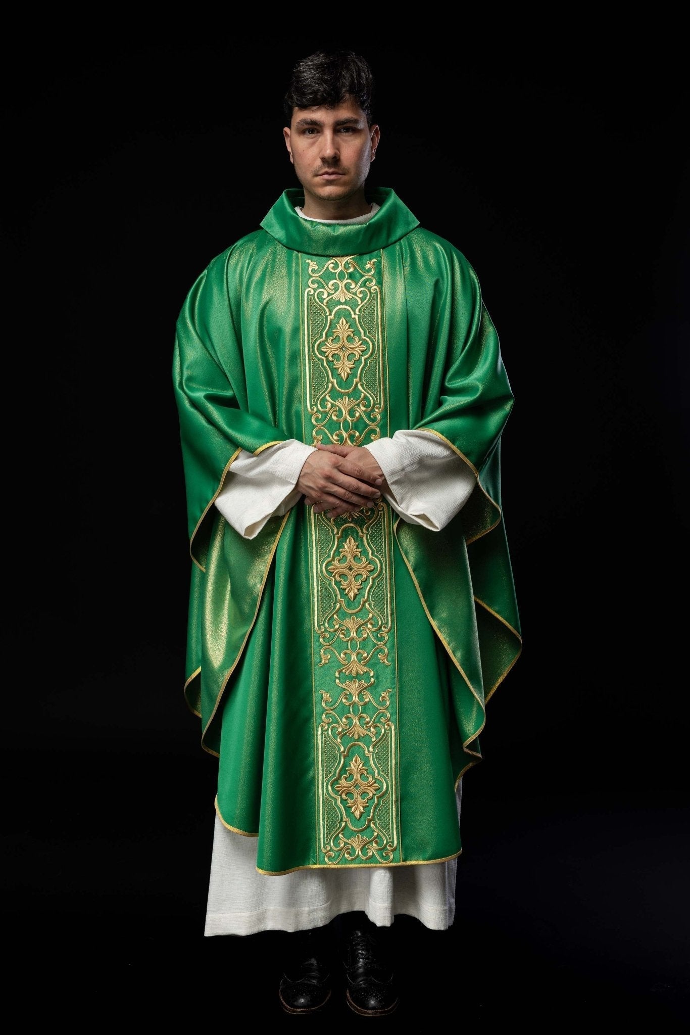 Casula verde ricamente bordada com brilho
