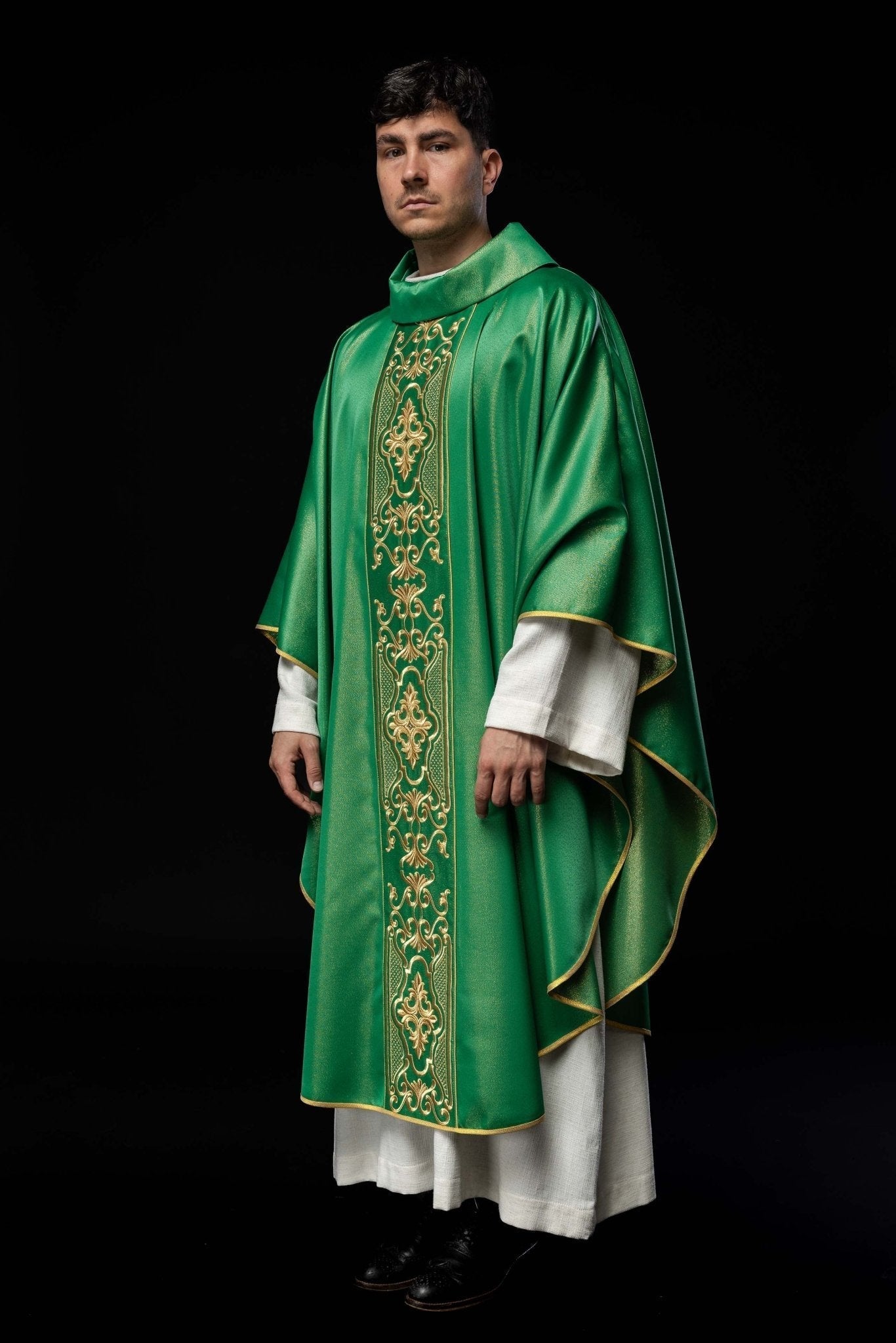 Casula verde ricamente bordada com brilho