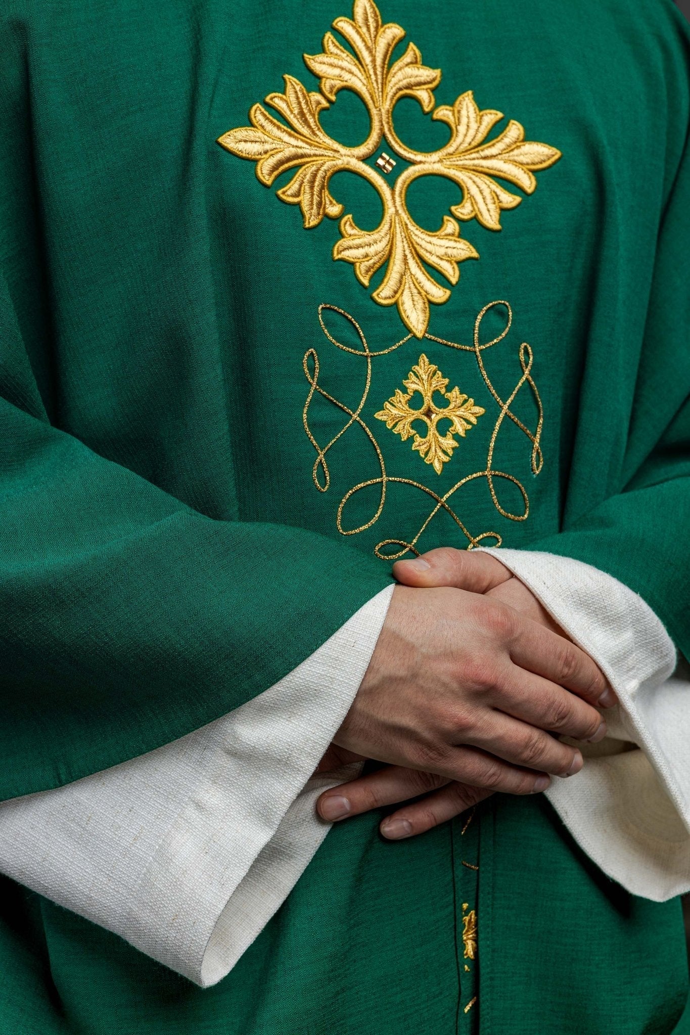 Casula verde ricamente bordada com cordão e pedras