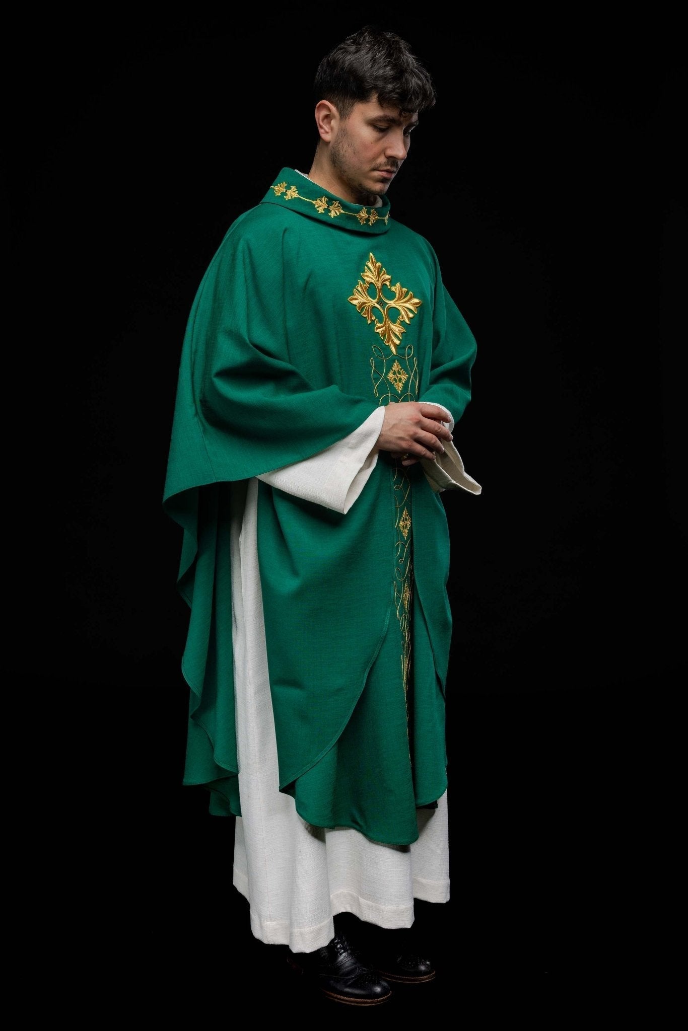 Casula verde ricamente bordada com cordão e pedras