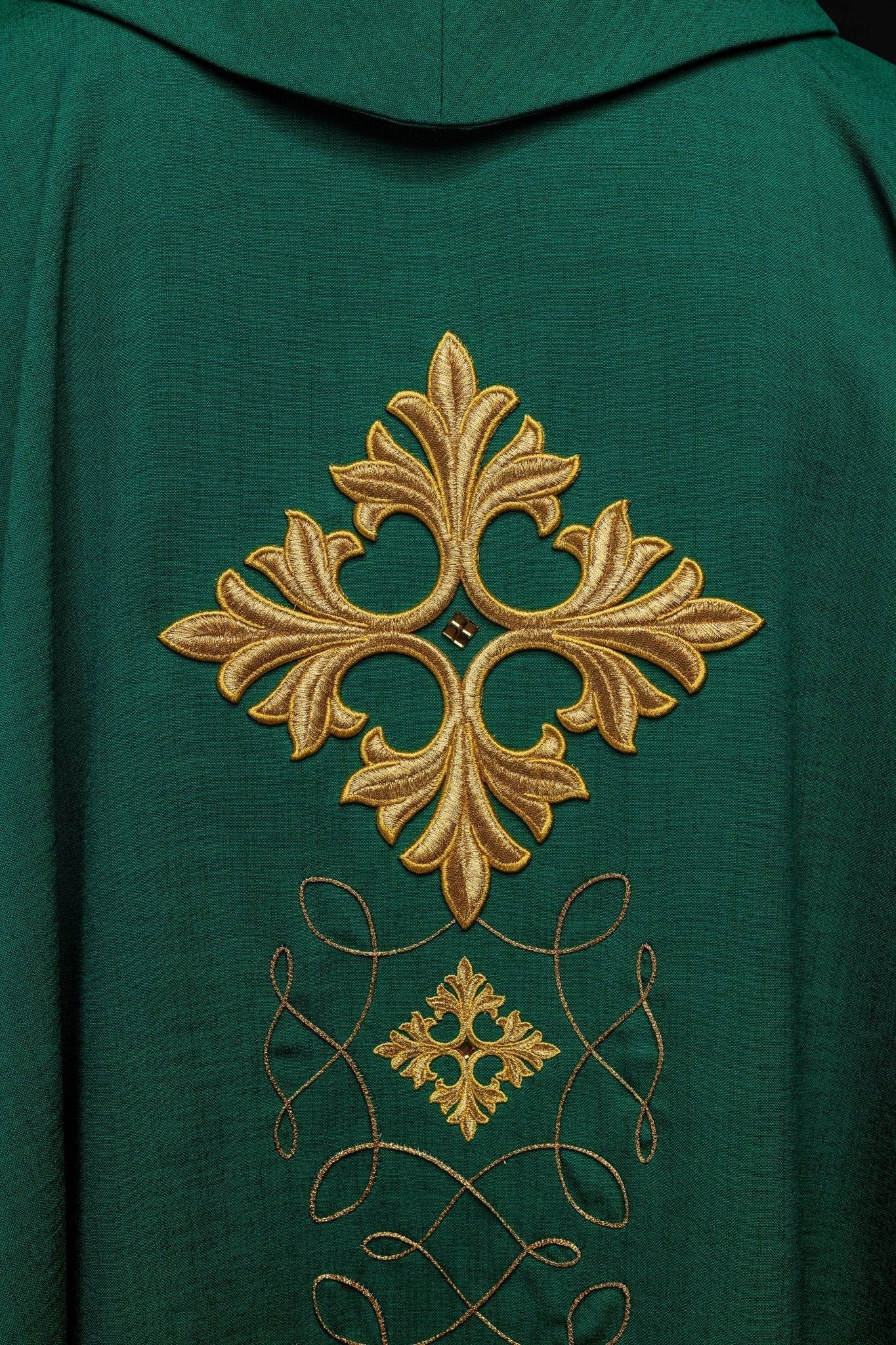 Casula verde ricamente bordada com cordão e pedras