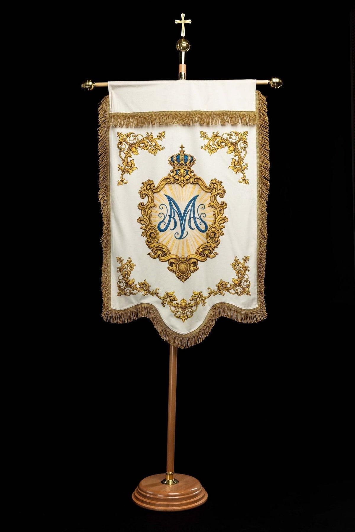 Estandarte mariano com monograma mariano azul no centro, vista frontal