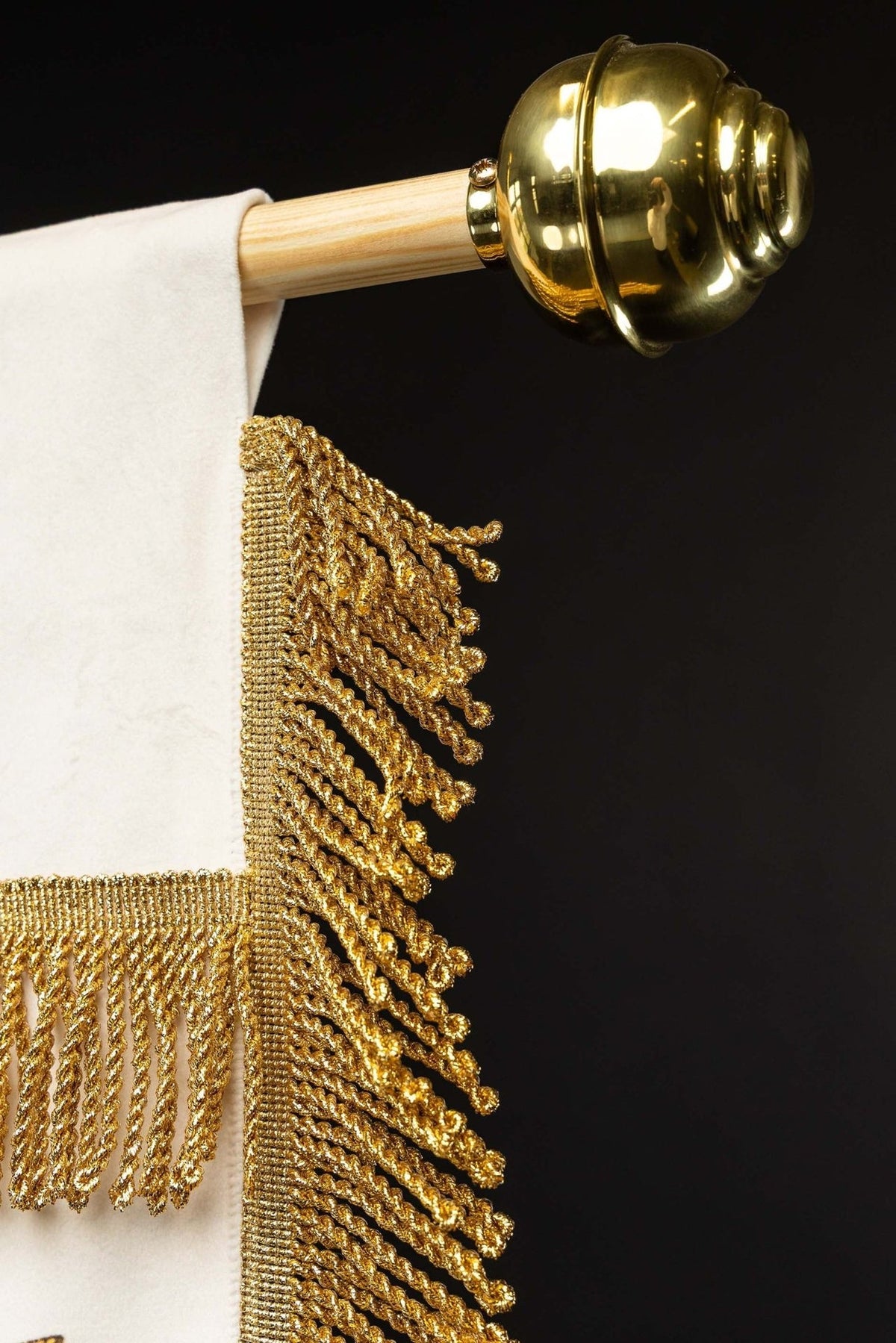 Estandarte mariano com detalhe lateral da franja e acabamento dourado