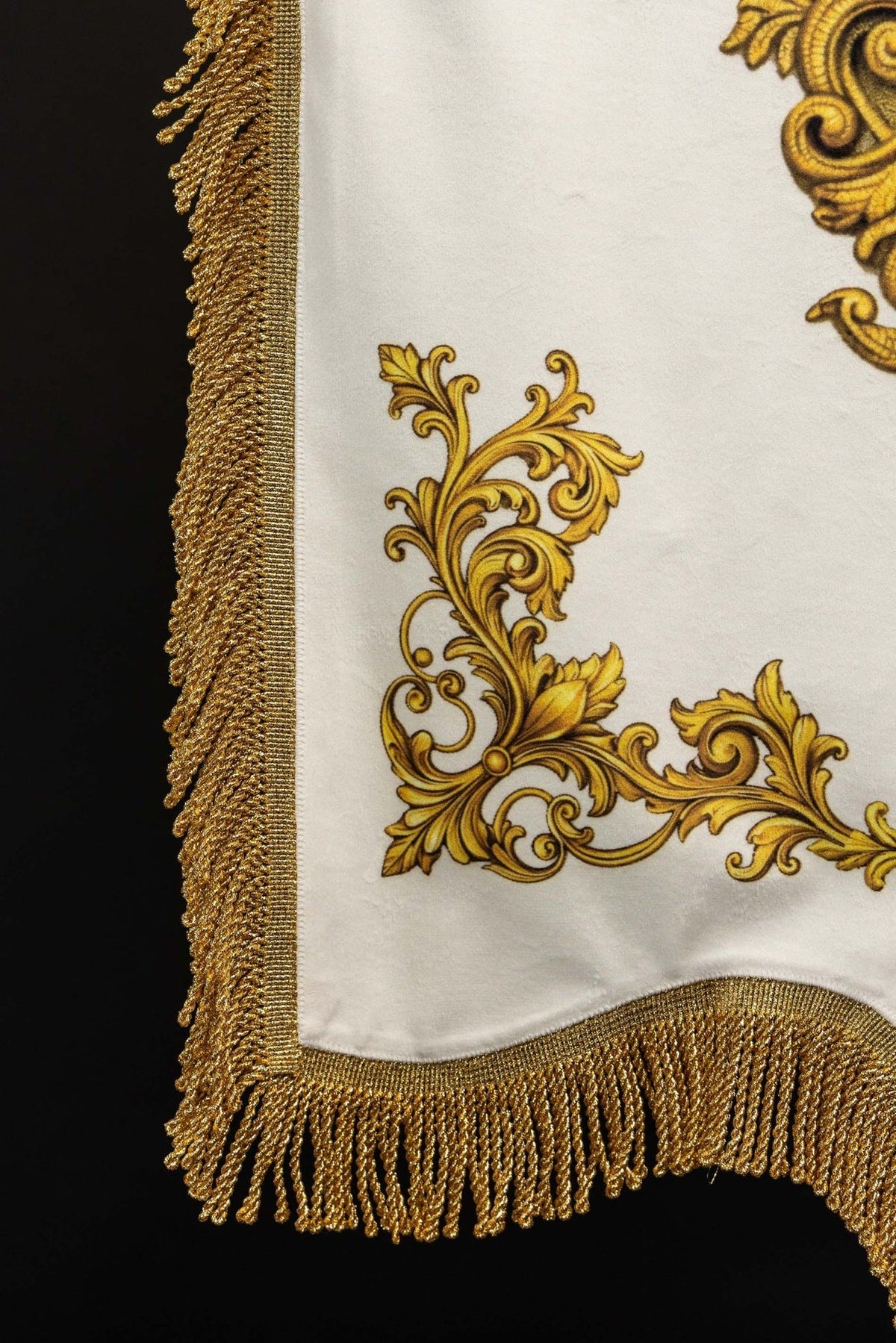 Estandarte mariano com detalhe do canto decorado e franja dourada
