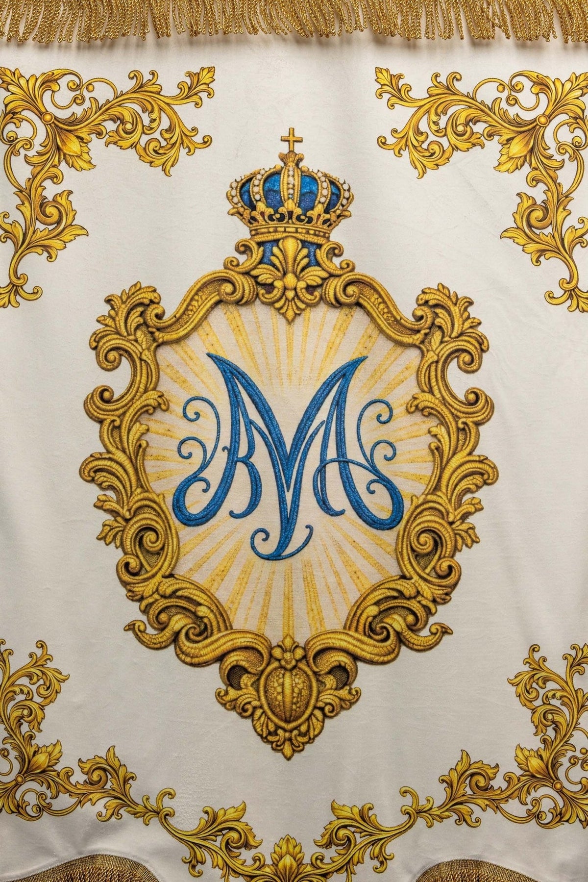 Estandarte mariano com close-up do monograma mariano azul e moldura dourada