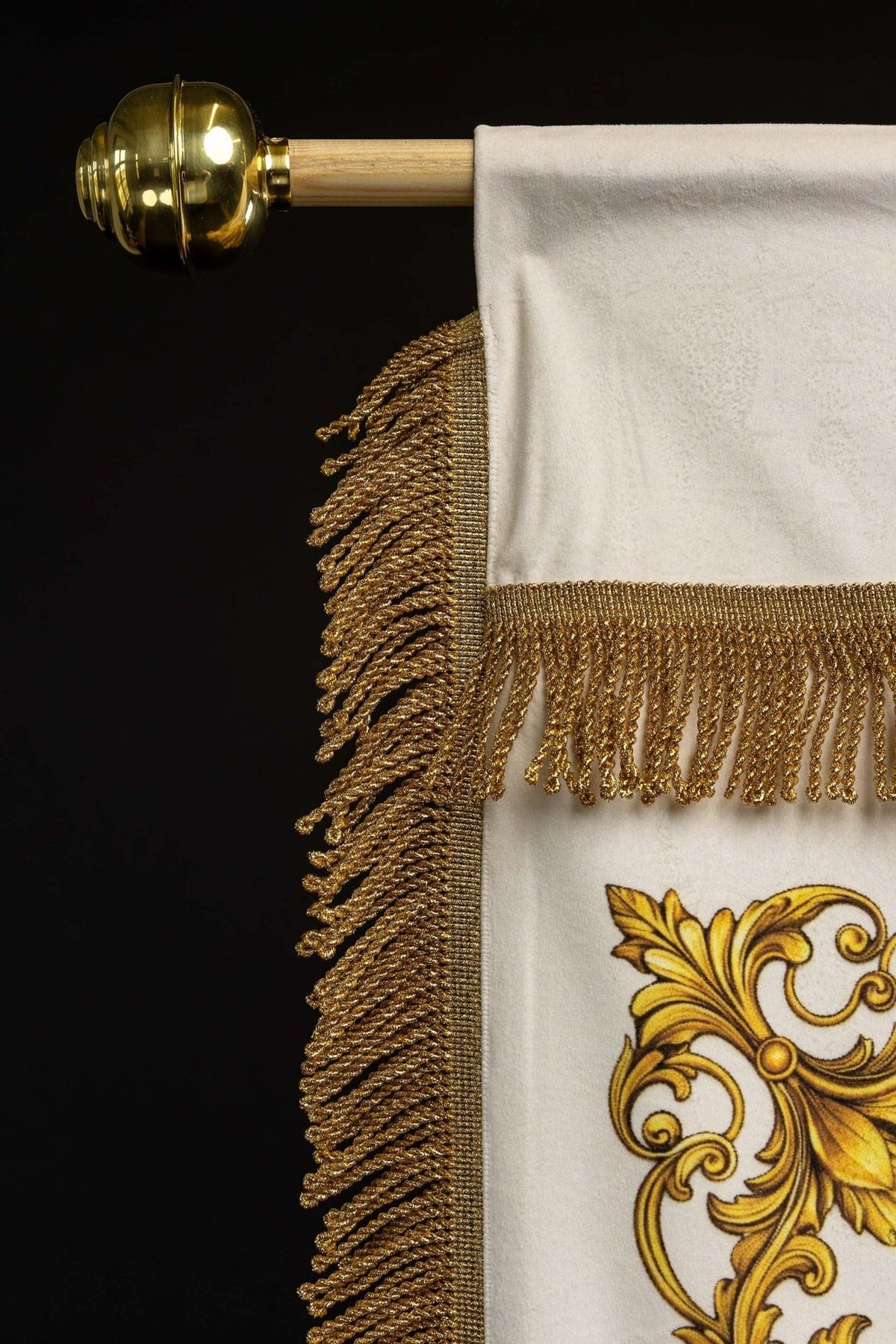 Estandarte mariano com detalhe do verso branco, haste e franja dourada