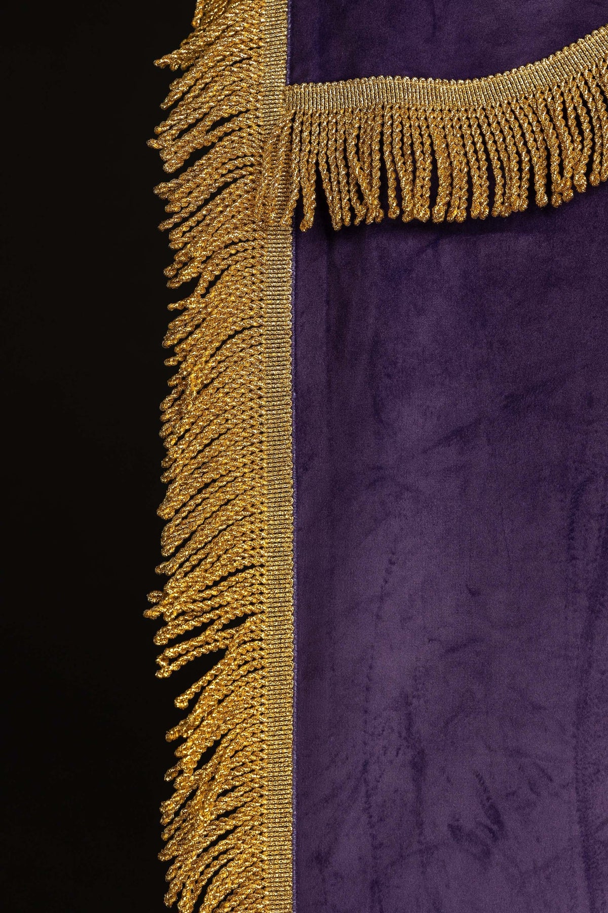 Estandarte roxo, close-up da franja dourada na lateral e na faixa superior