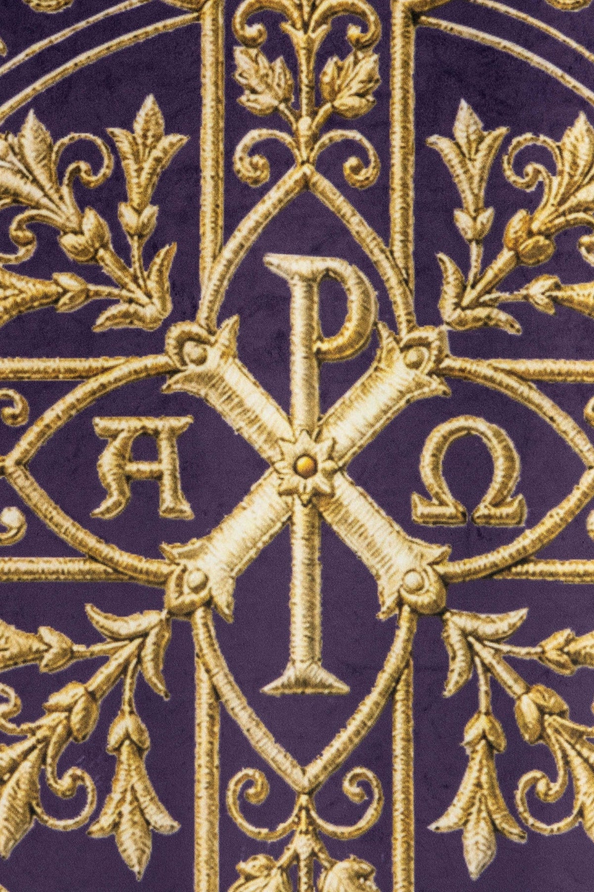 Estandarte roxo, close-up do verso com cruz, Alfa, Ômega e ornamentos dourados