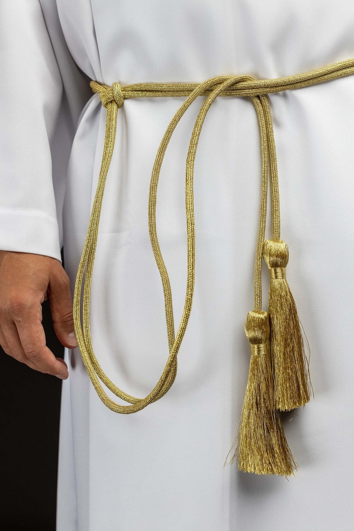 Cíngulo litúrgico dourado com borlas decorativas usado na cintura, com cordão trançado e duas borlas
