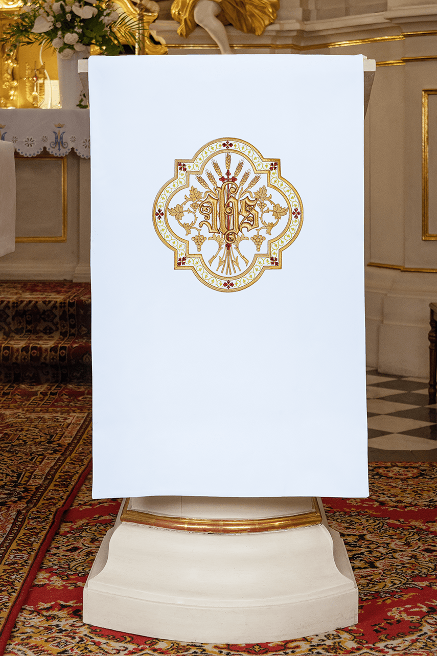 Toalha branca para ambão com bordado dourado IHS