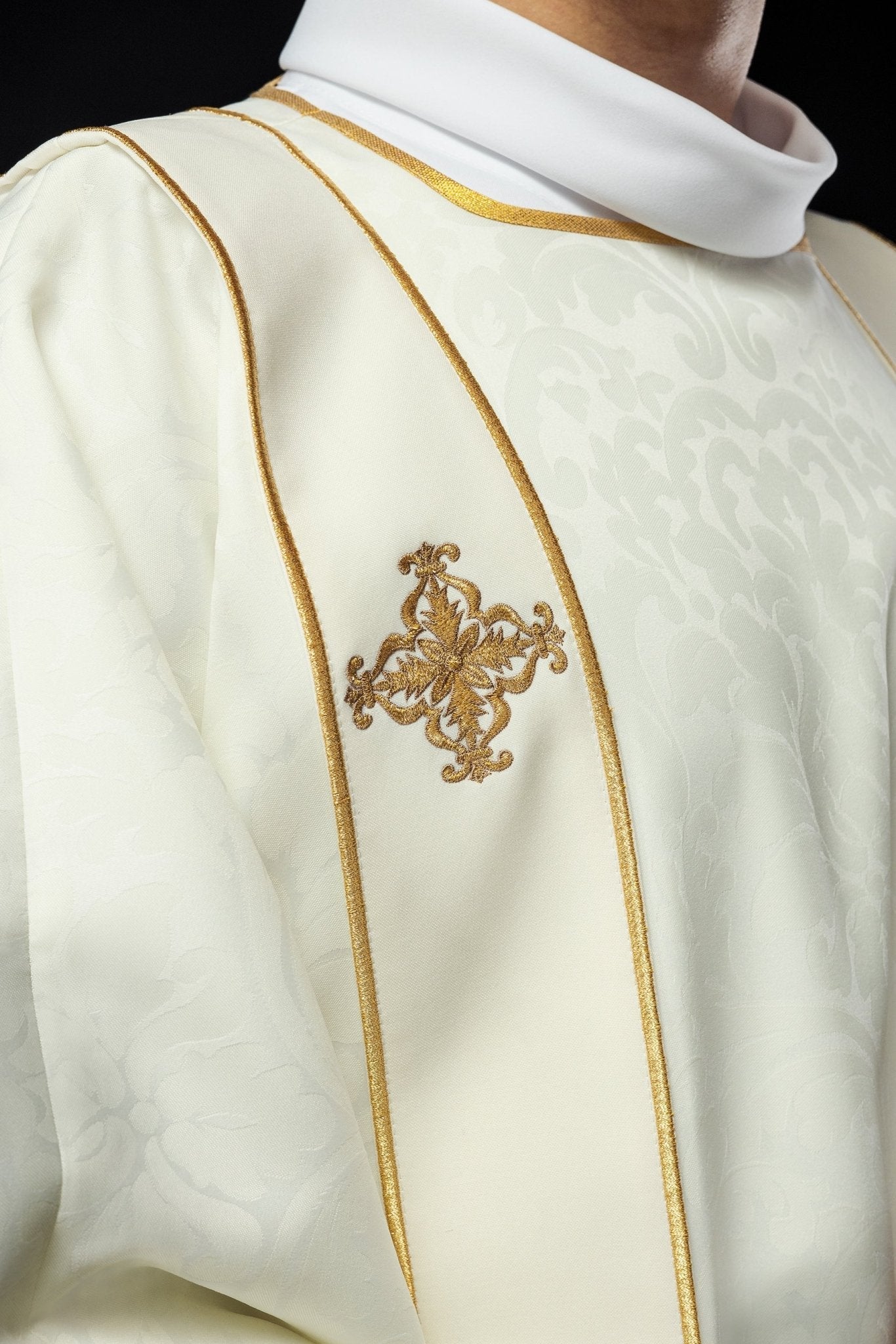 Dalmática com faixas e cruzes bordadas douradas em jacquard creme