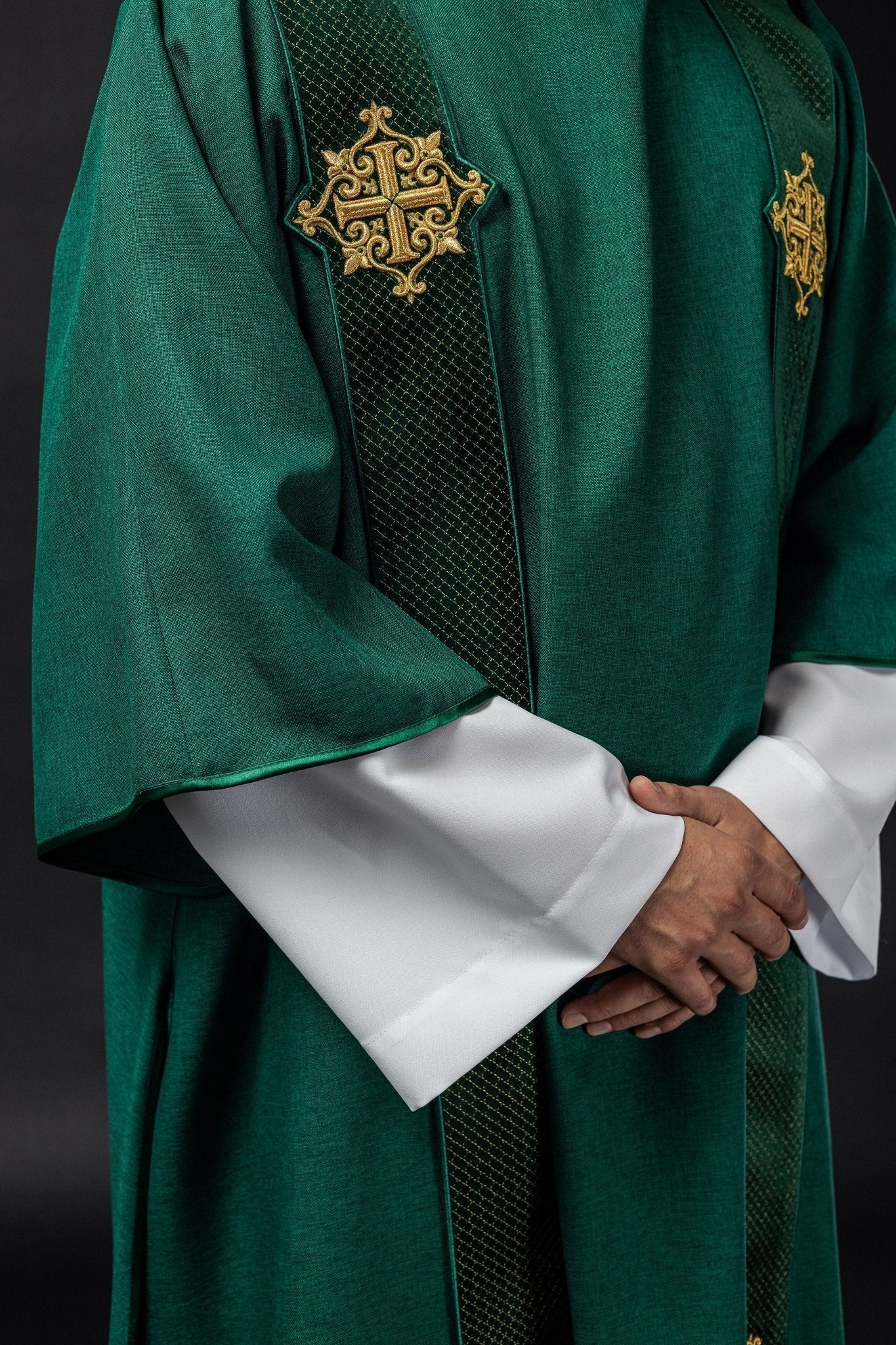 Dalmática com faixas em veludo e símbolos da Cruz verde
