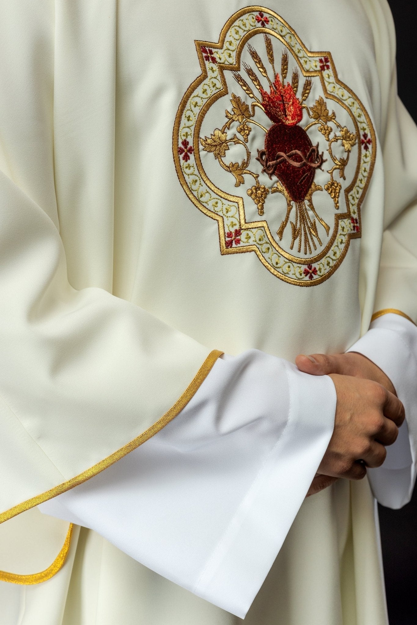 Dalmática com Sagrado Coração de Jesus e Cálice Eucarístico