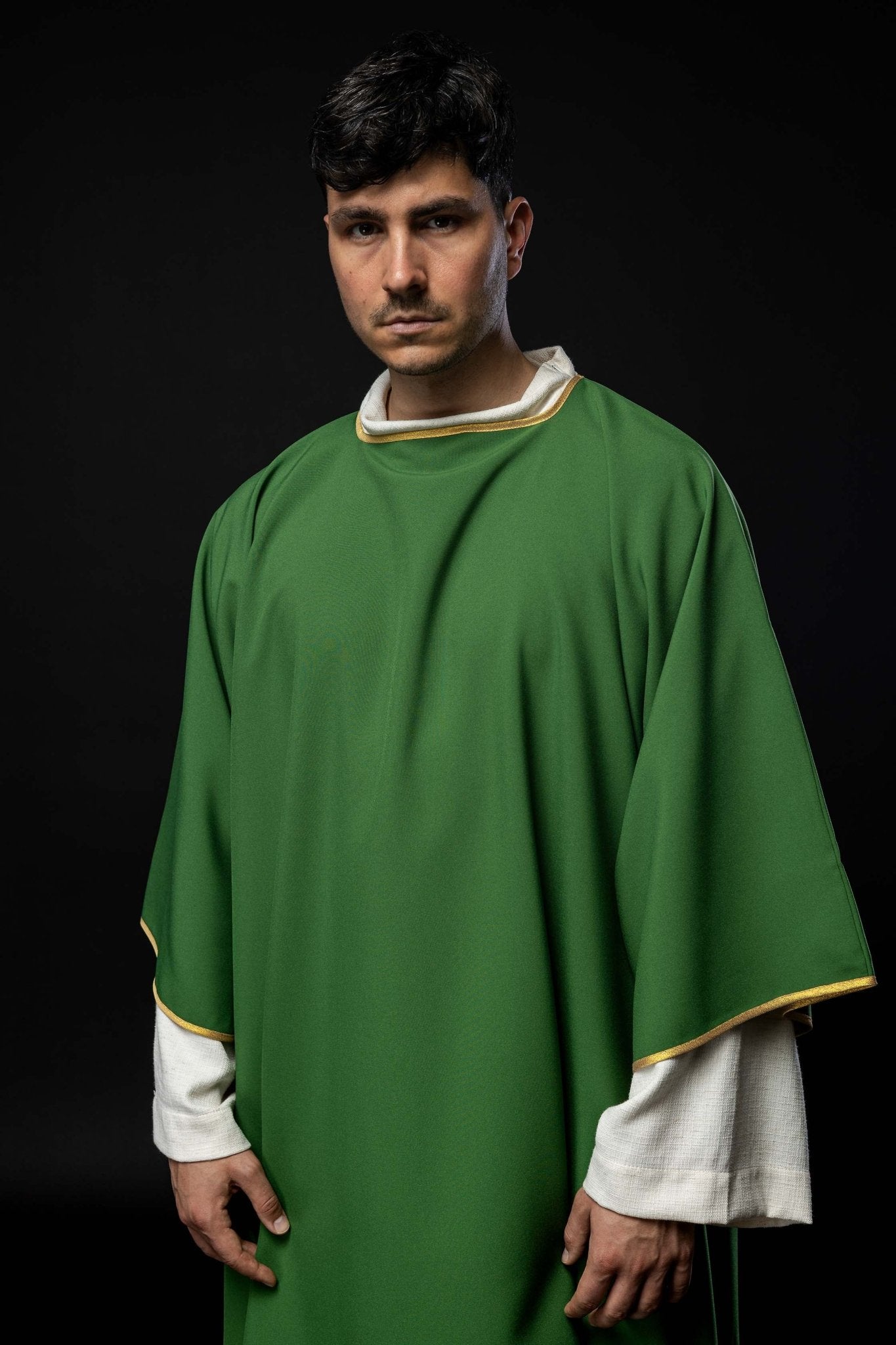 Dalmática verde lisa com debrum dourado
