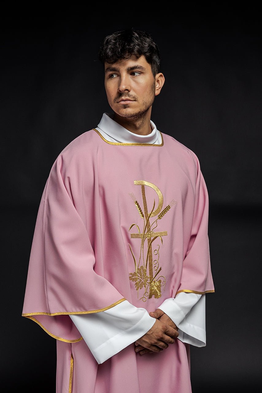 Dalmática rosa com bordado dourado da cruz Pax
