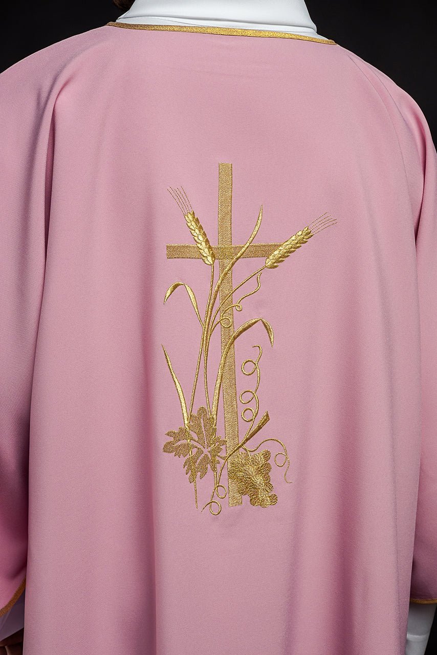 Dalmática rosa com bordado dourado da cruz Pax