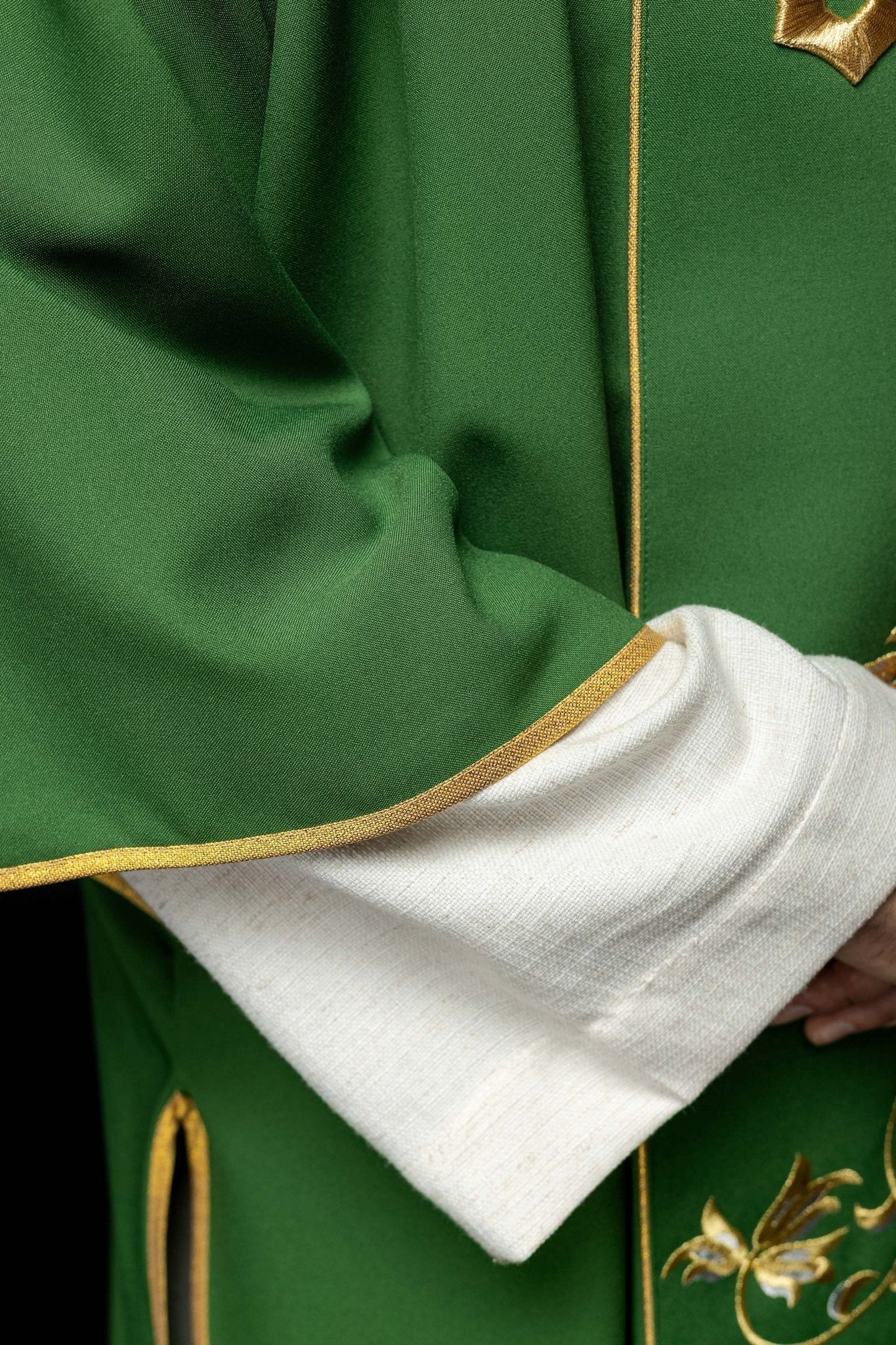 Dalmática verde com faixa bordada IHS