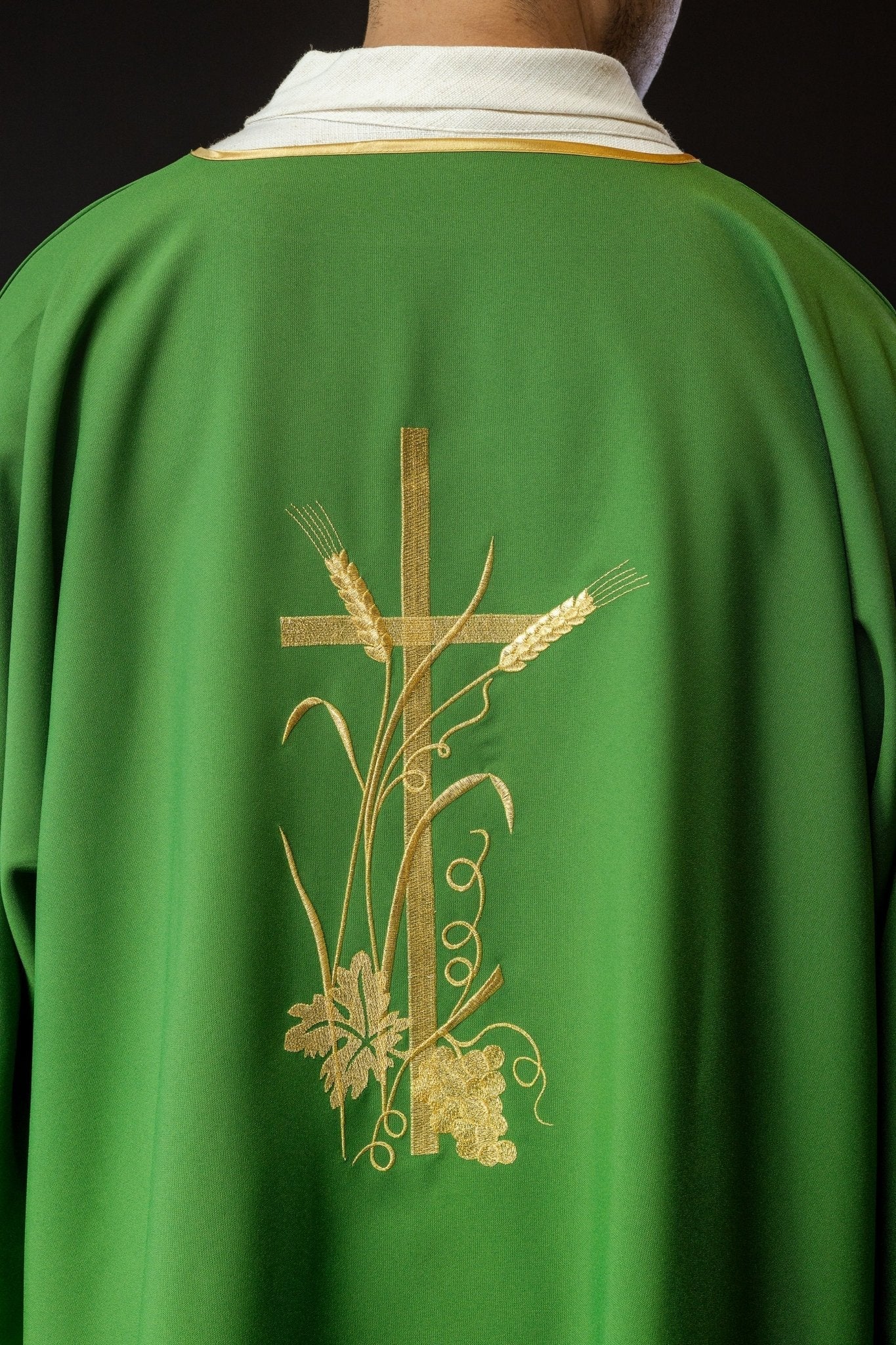 Dalmática verde com bordado dourado da cruz Pax