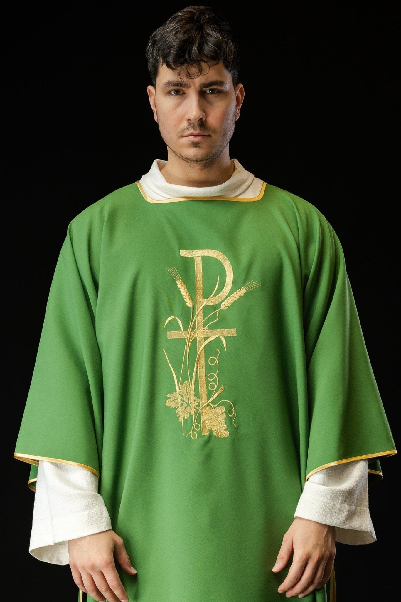 Dalmática verde com bordado dourado da cruz Pax