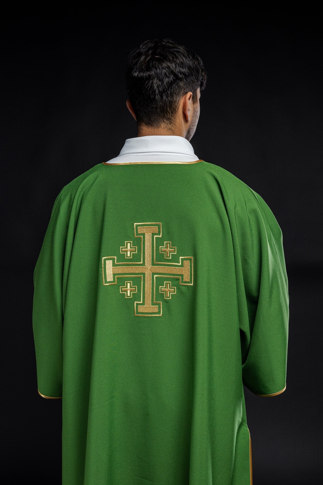 Dalmática verde com cruzes bordadas douradas