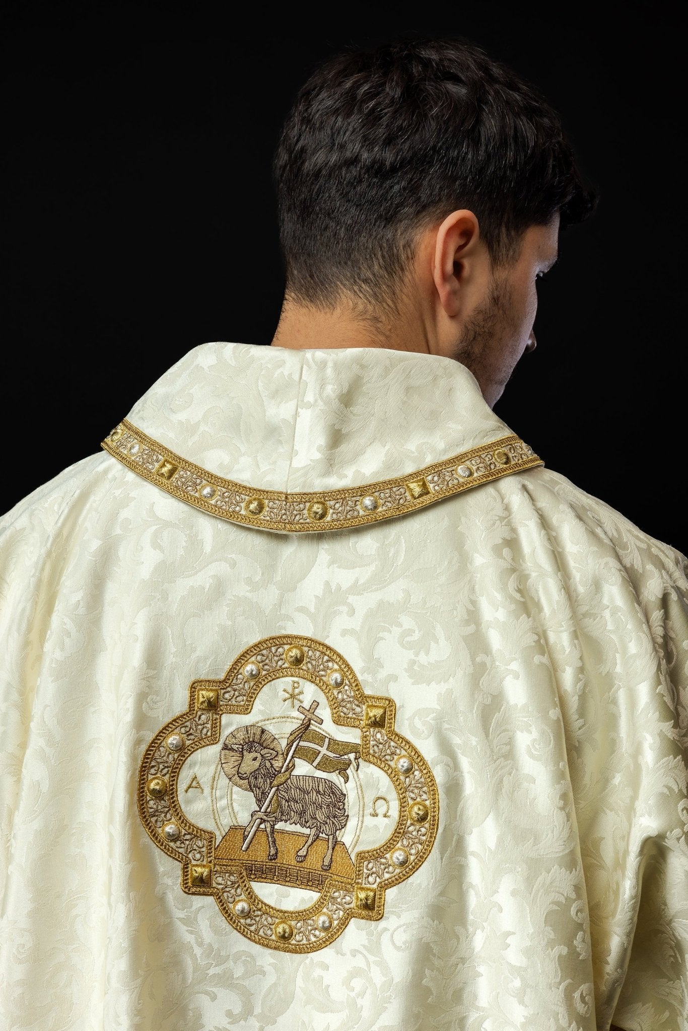 Dalmática com Cordeiro Pascal confeccionada em tecido decorativo