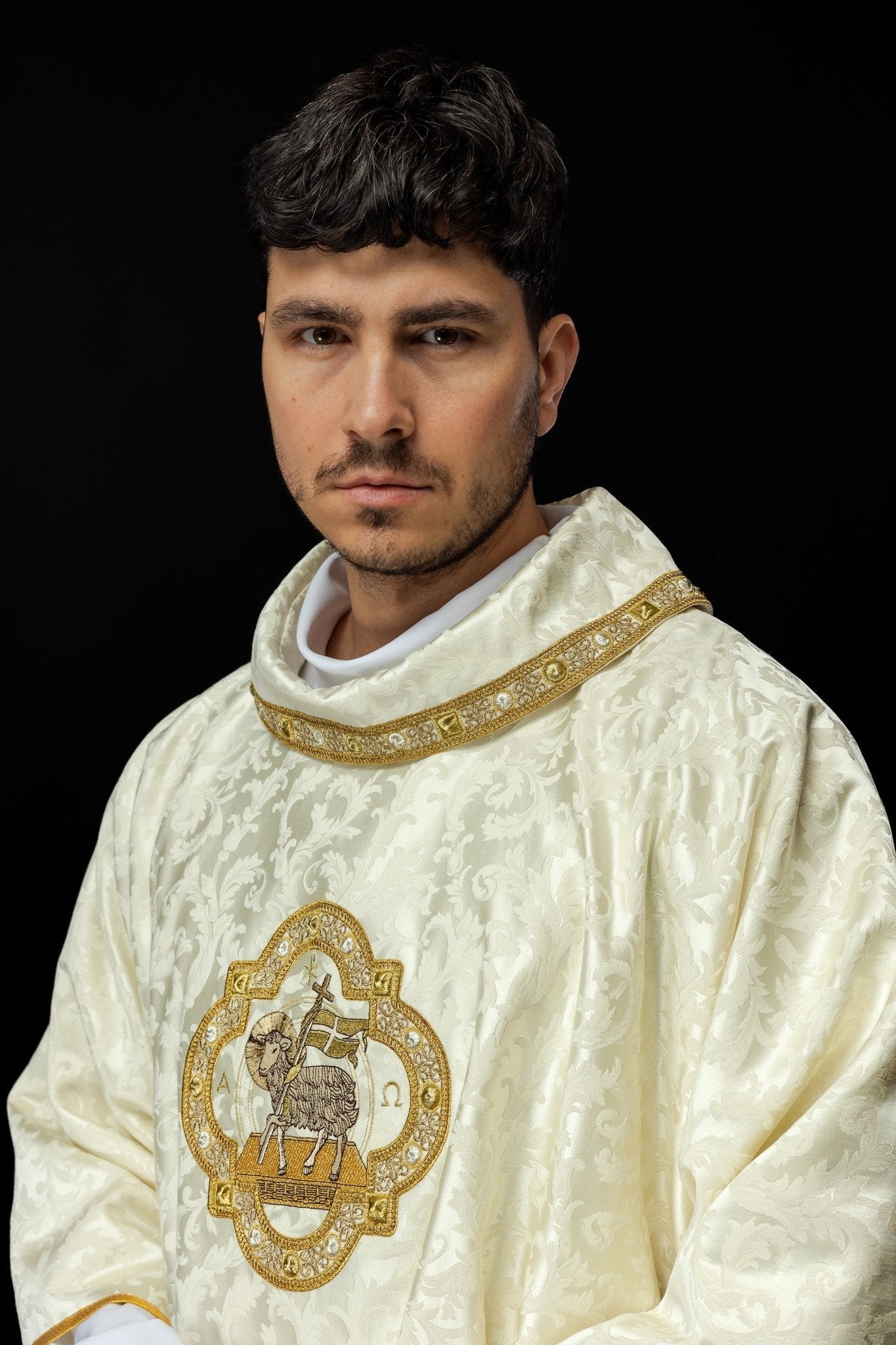 Dalmática com Cordeiro Pascal confeccionada em tecido decorativo
