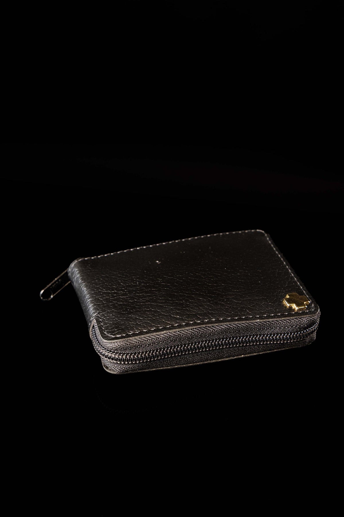 Bolsa litúrgica rígida fechada, preta, com zíper e detalhe dourado