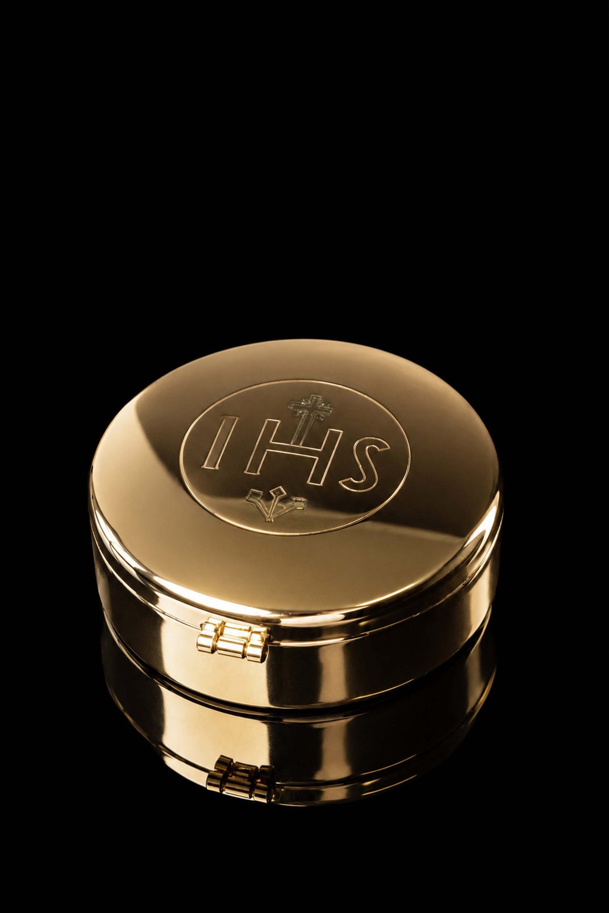 Cibório metálico banhado a ouro com gravação IHS, 9 cm, fechado em vista superior