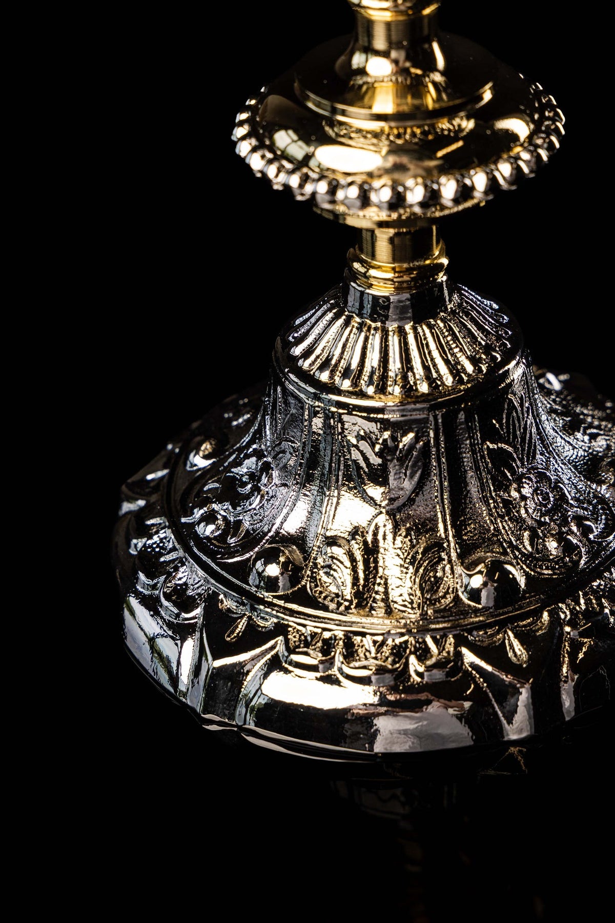 Cálice litúrgico com copa dourada e faixa ornamental prateada
