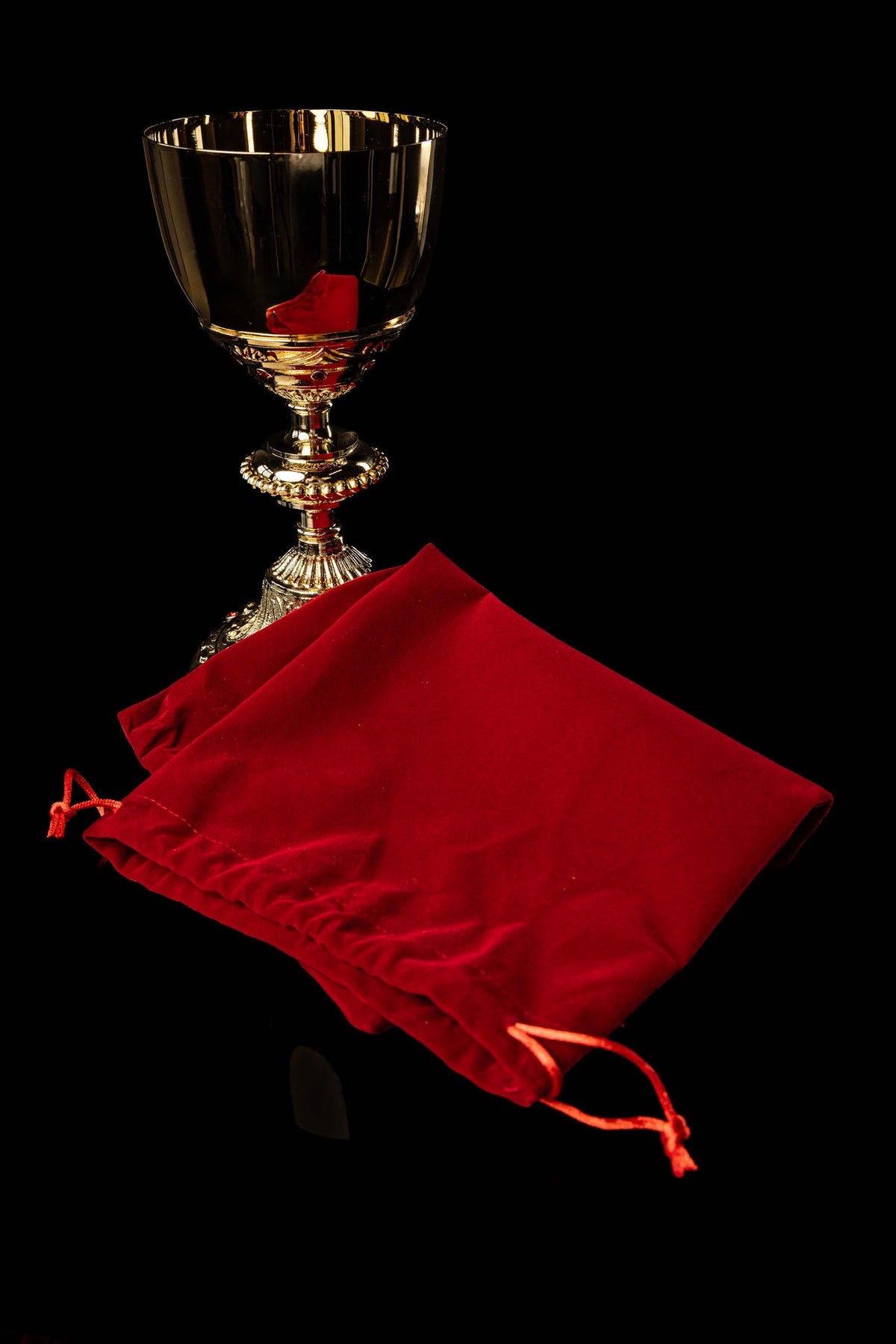 Cálice litúrgico banhado a ouro com estojo de veludo vermelho