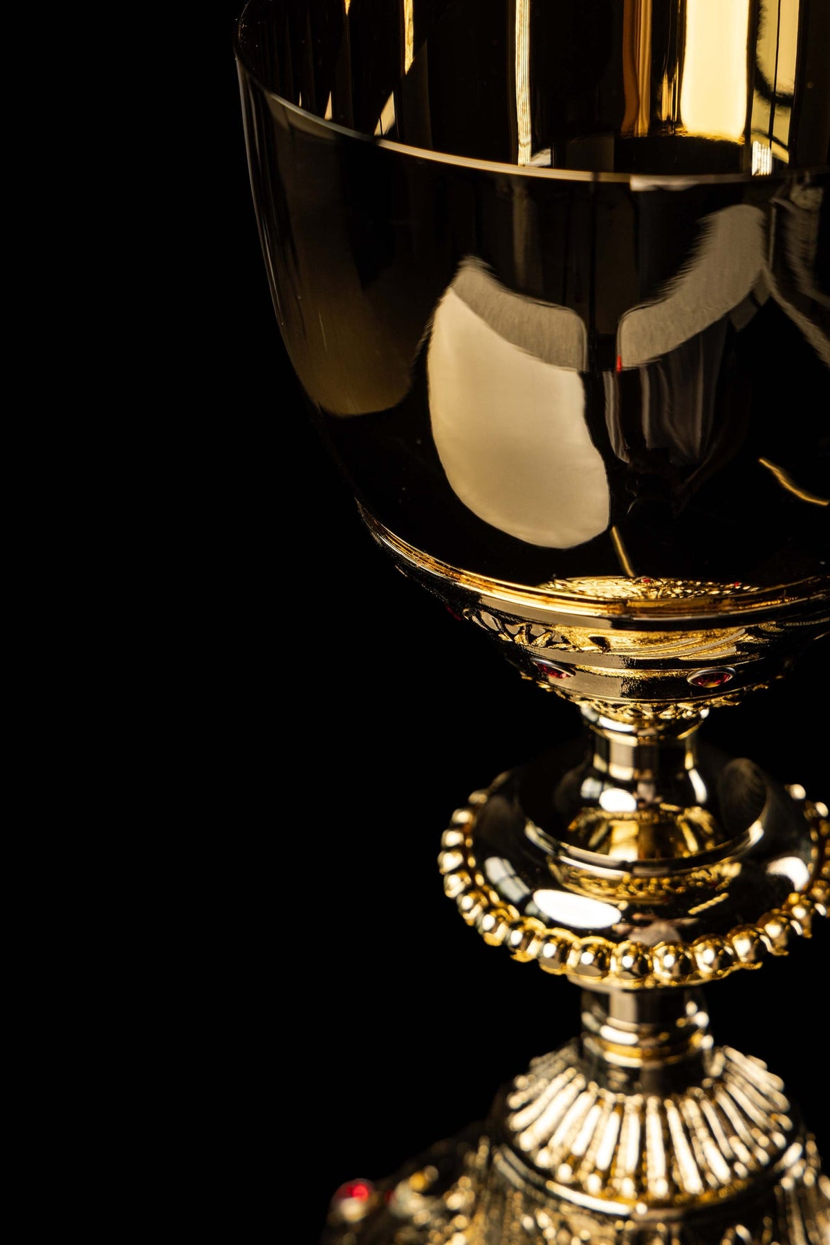 Cálice litúrgico com detalhes decorativos e imitações de rubis, close-up da copa