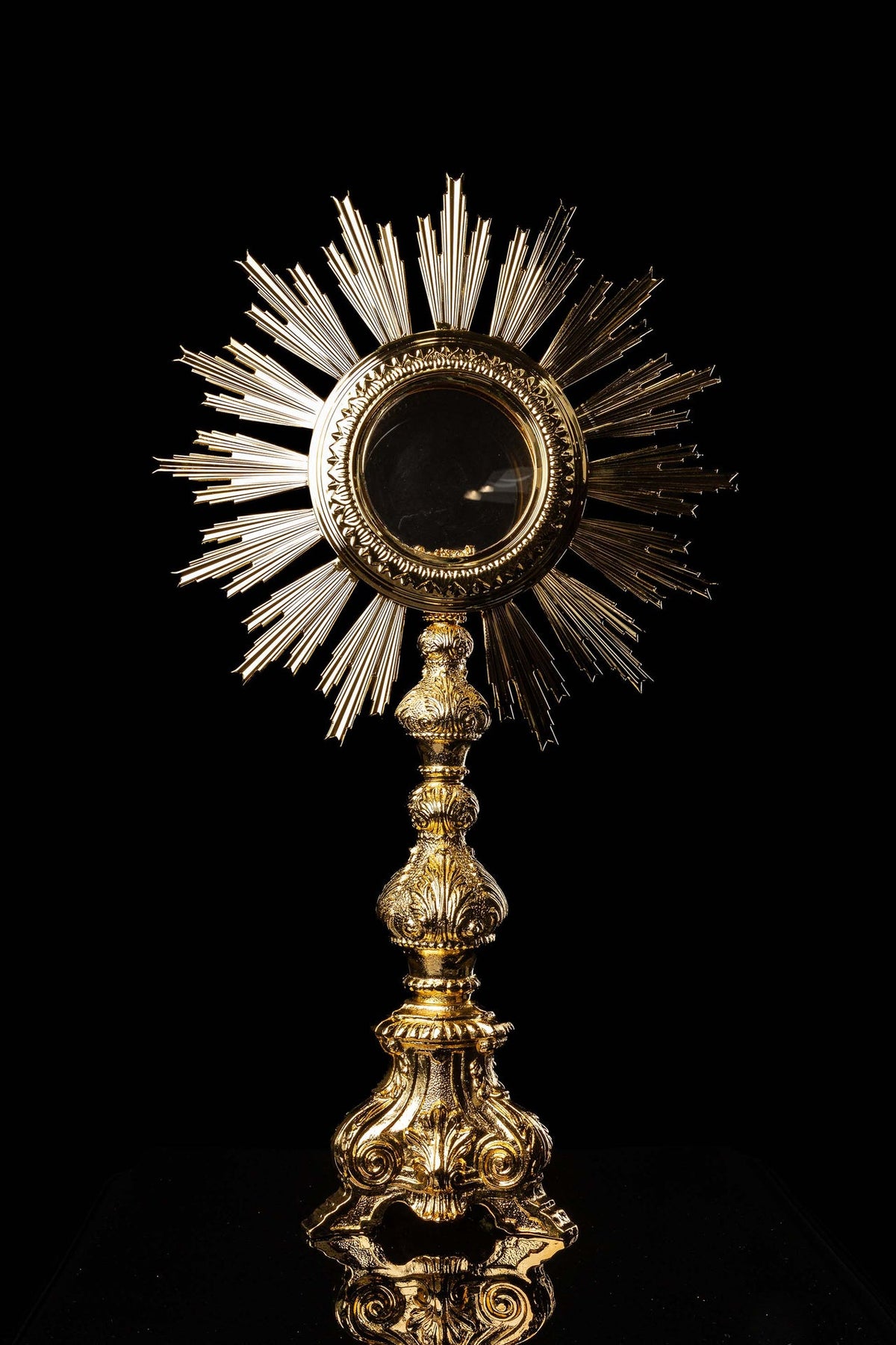 Ostensório barroco de latão banhado a ouro para hóstia de 15 cm, vista frontal completa