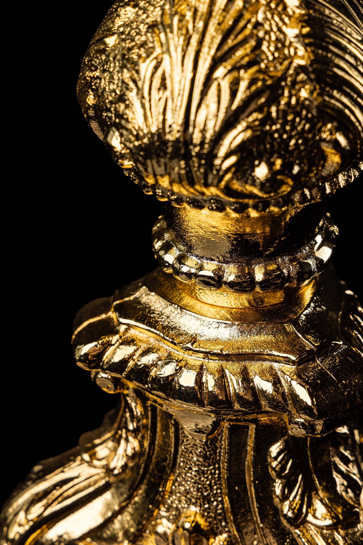 Ostensório barroco de latão banhado a ouro, close-up da base com ornamentos em relevo