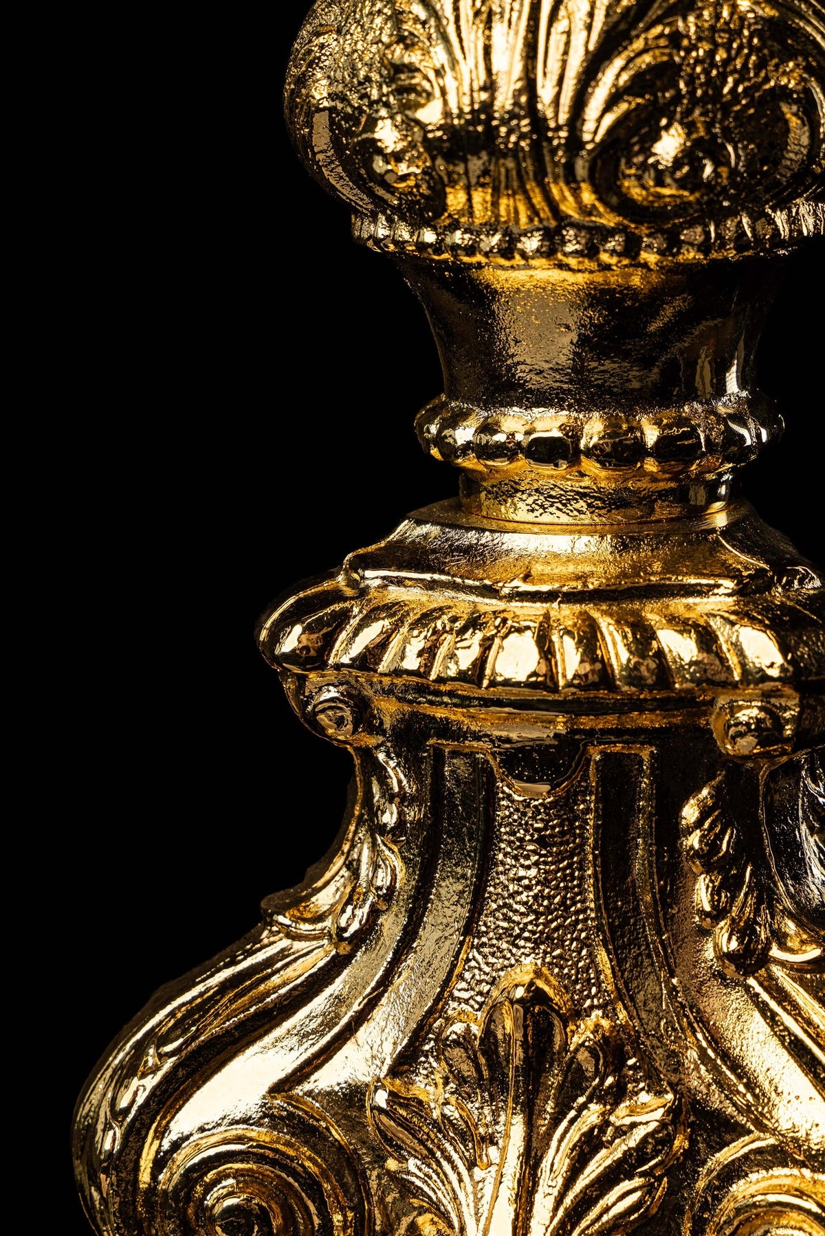 Ostensório barroco de latão banhado a ouro, detalhe lateral da base com volutas e folhas