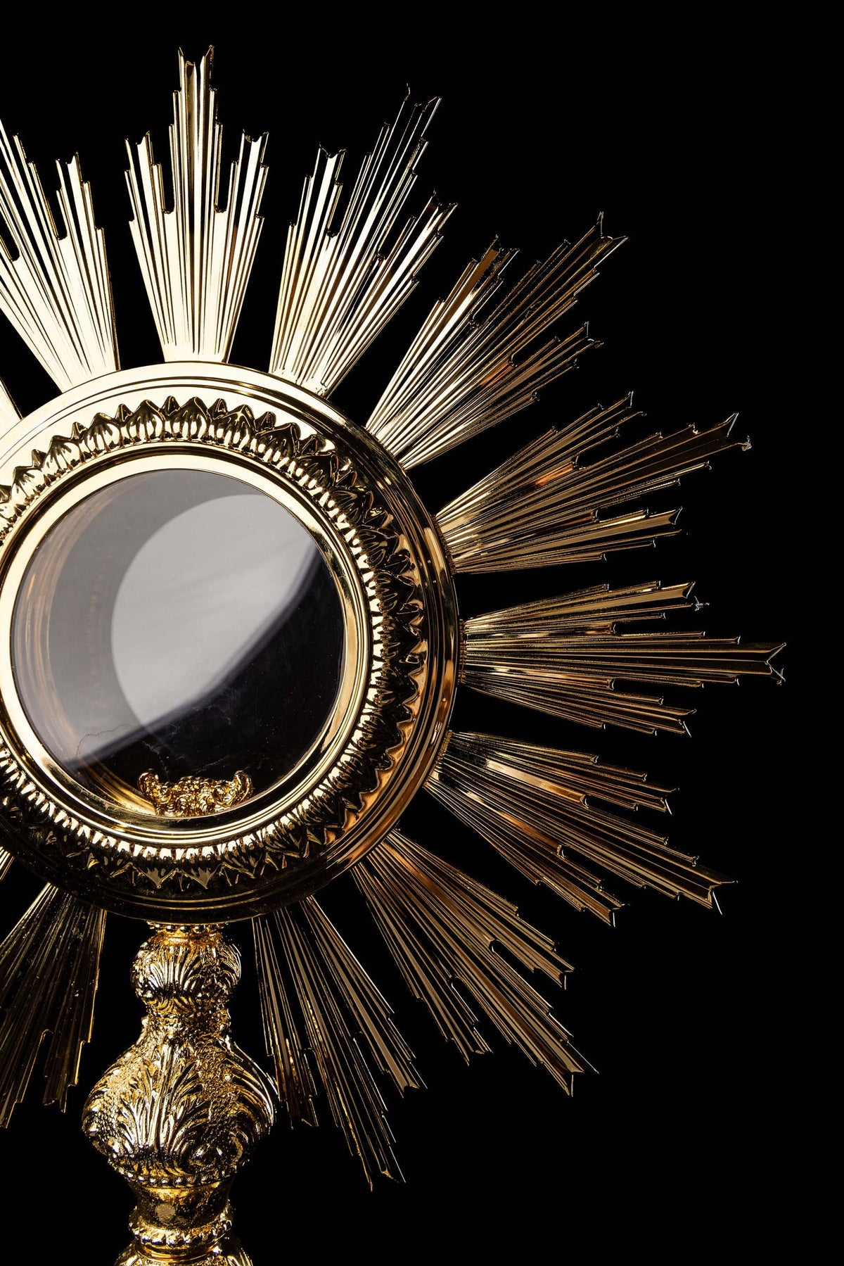 Ostensório barroco de latão banhado a ouro para hóstia, vista frontal com raios dourados