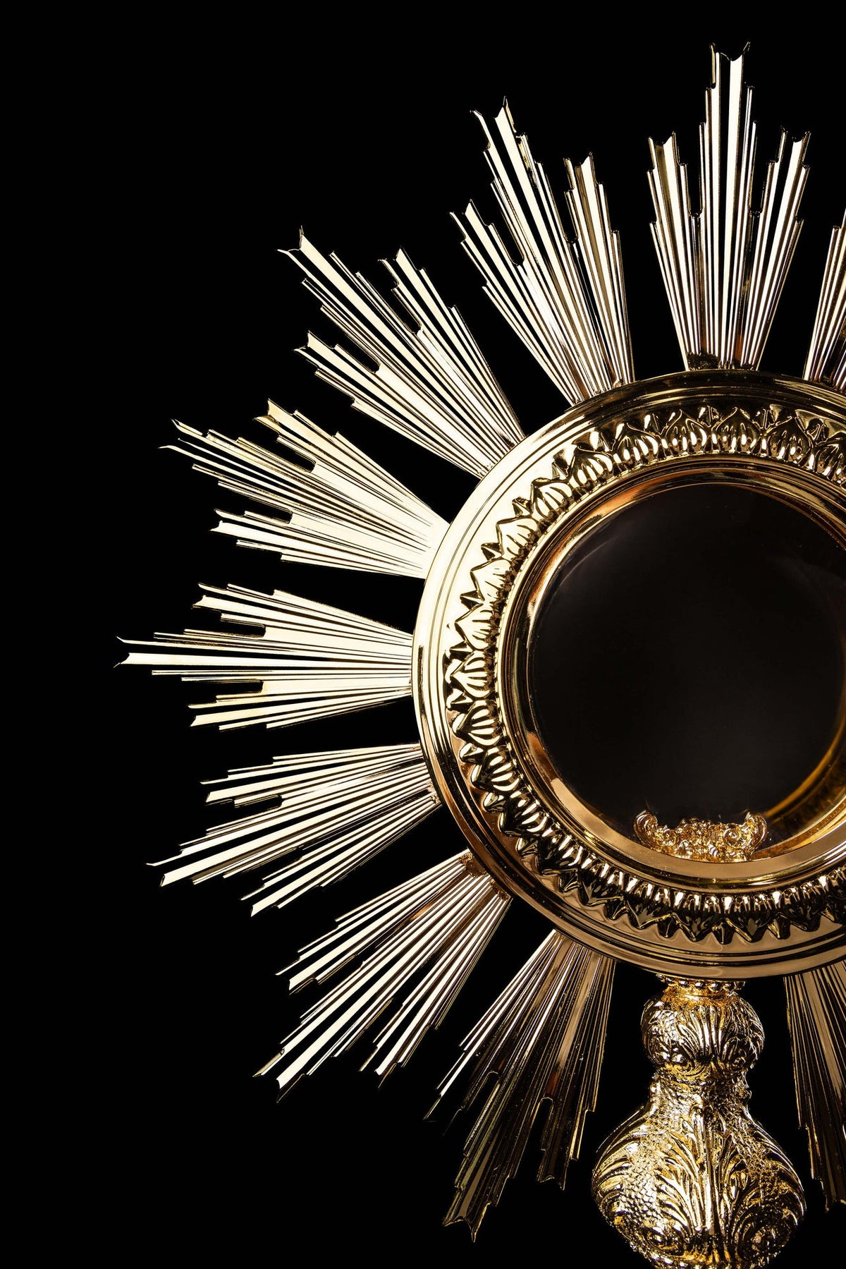 Ostensório barroco banhado a ouro em close, com raios e moldura ornamentada